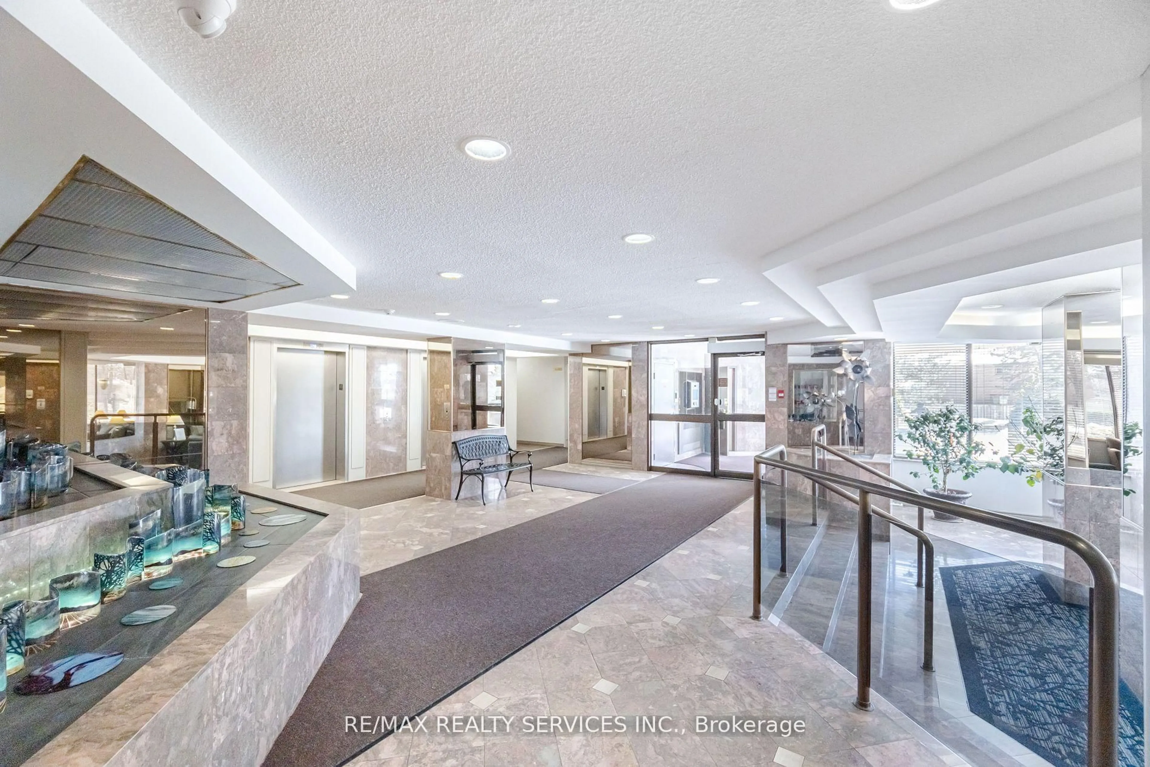 Indoor foyer for 20 Cherrytree Dr #411, Brampton Ontario L6Y 3V1