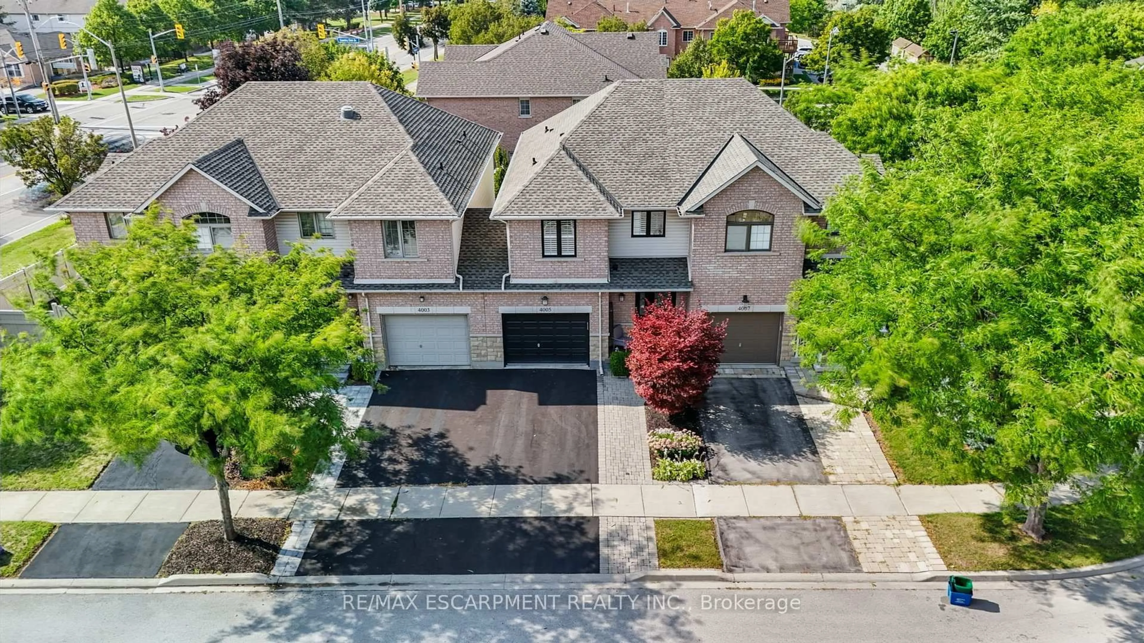 A pic from outside/outdoor area/front of a property/back of a property/a pic from drone, street for 4005 Alexan Cres, Burlington Ontario L7M 5A8