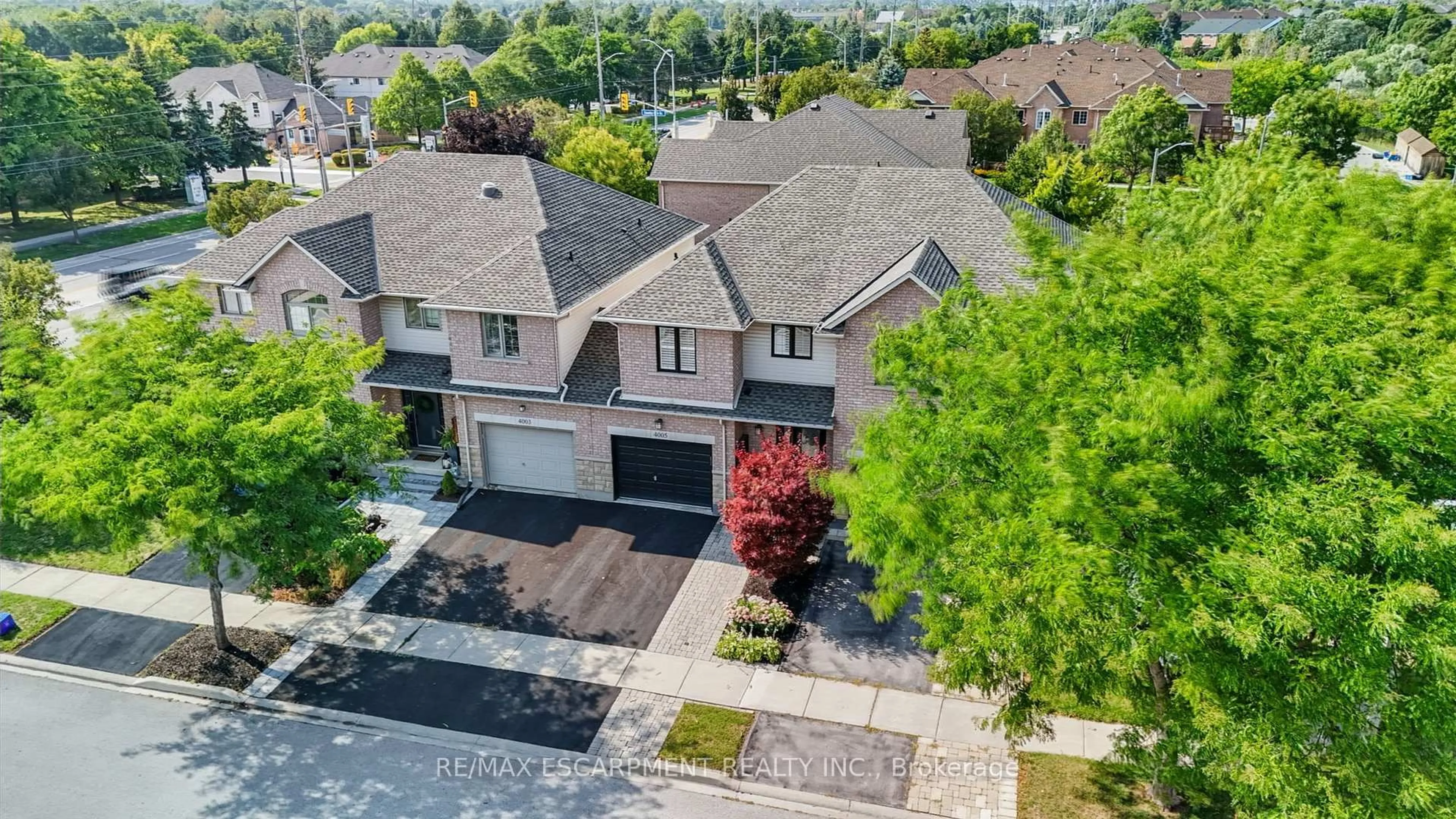 A pic from outside/outdoor area/front of a property/back of a property/a pic from drone, street for 4005 Alexan Cres, Burlington Ontario L7M 5A8
