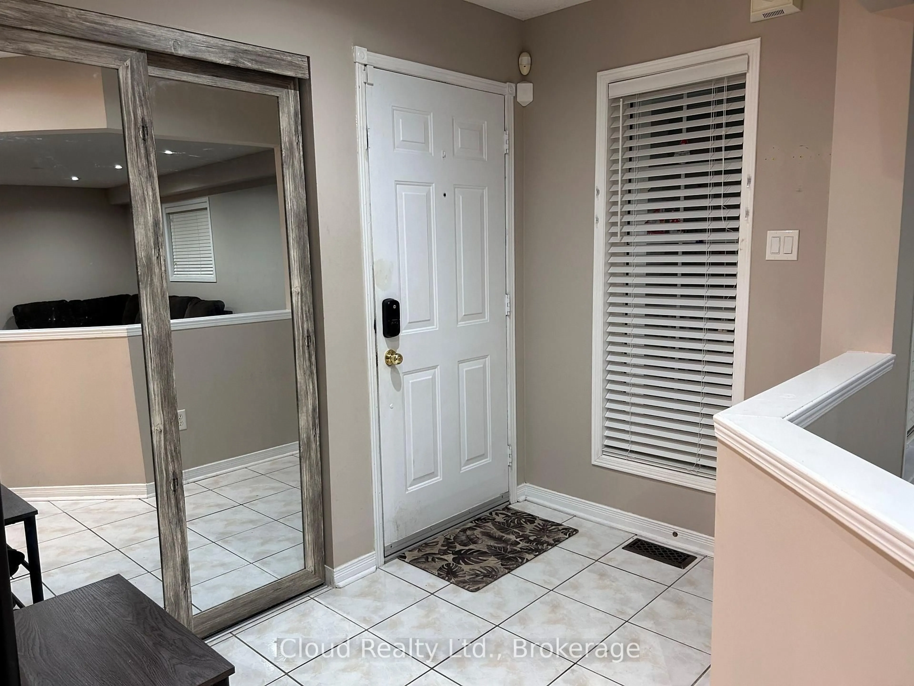 Indoor entryway for 31 Porchlight Rd, Brampton Ontario L6X 4S2