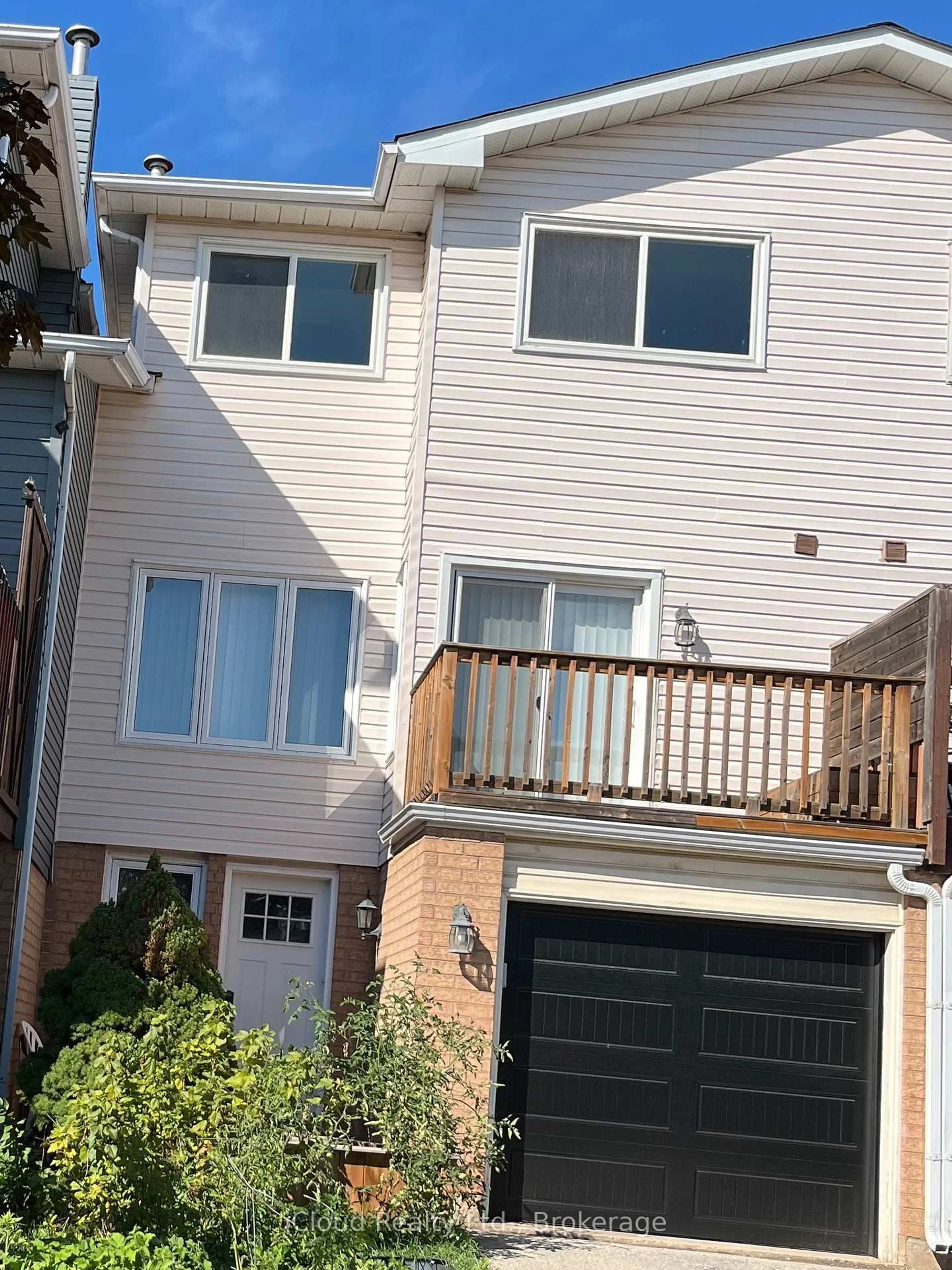 Home with vinyl exterior material, street for 40 Glenashton Dr, Oakville Ontario L6H 6G2