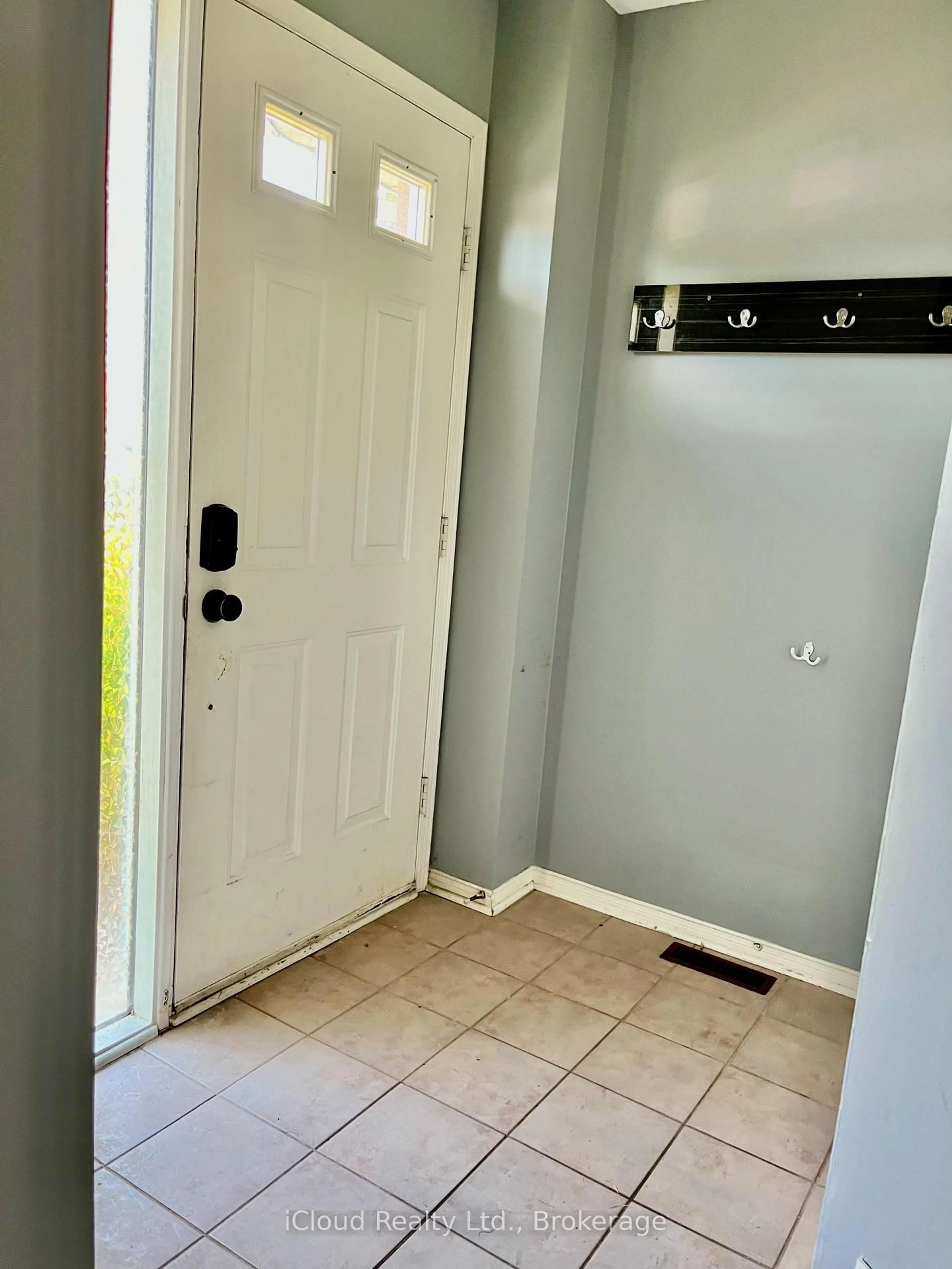 Indoor entryway for 40 Glenashton Dr, Oakville Ontario L6H 6G2