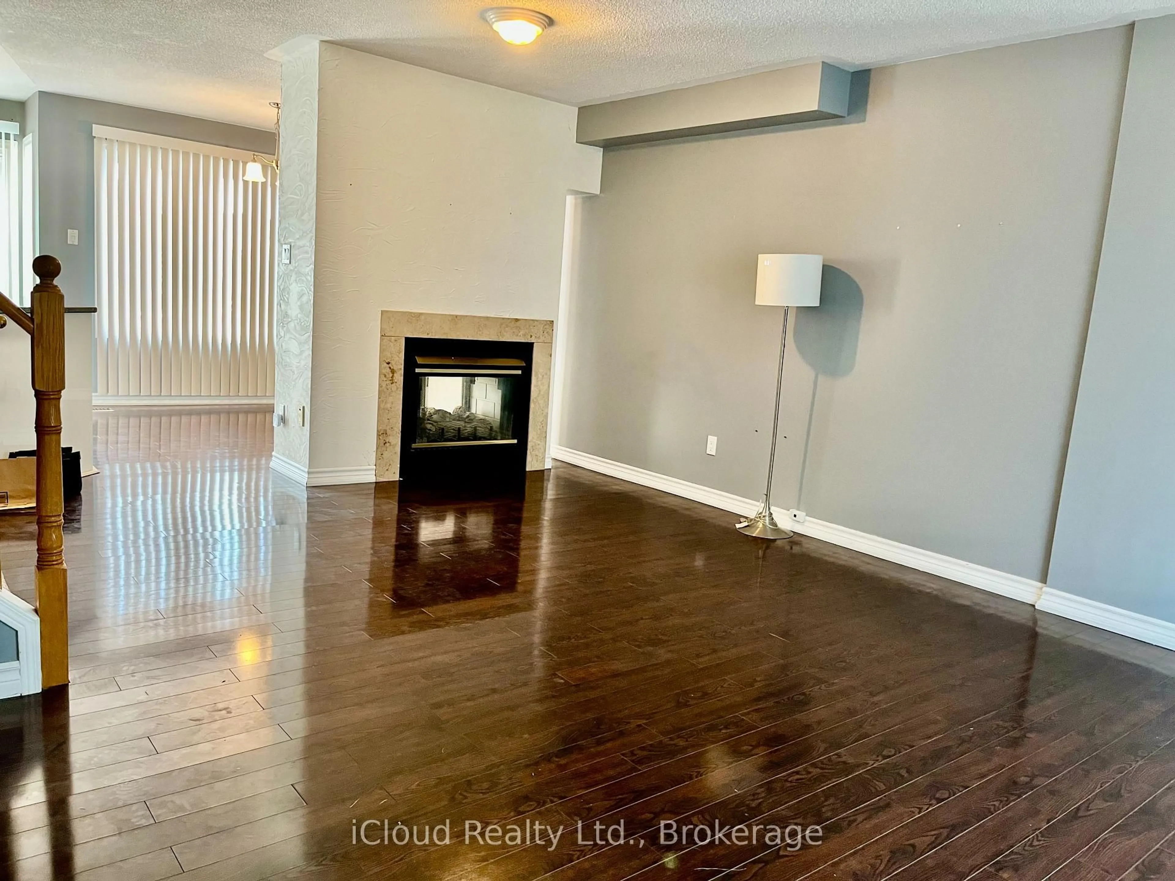 A pic of a room for 40 Glenashton Dr, Oakville Ontario L6H 6G2