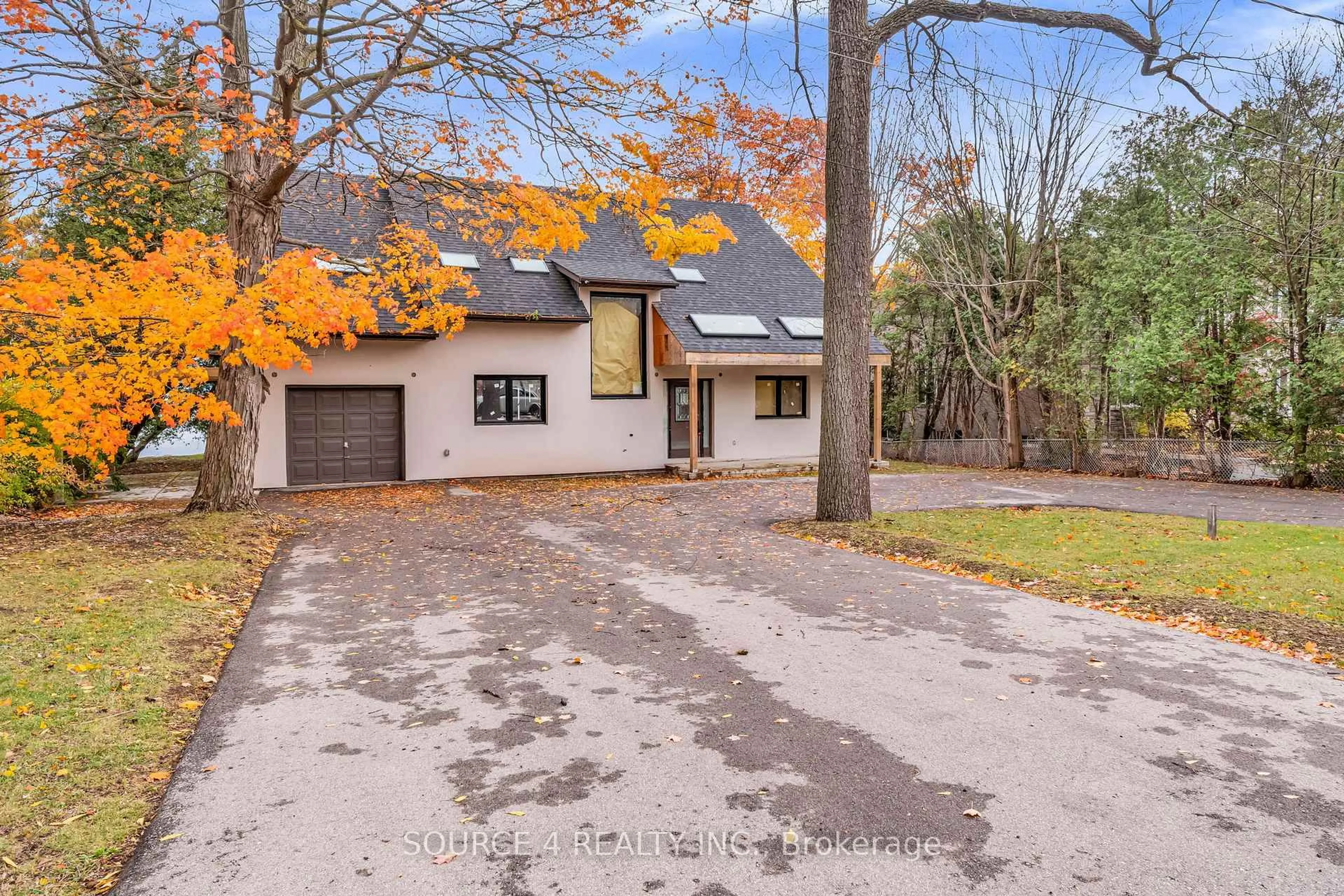 A pic from outside/outdoor area/front of a property/back of a property/a pic from drone, street for 1376 Lakeshore Rd, Oakville Ontario L6L 1G2