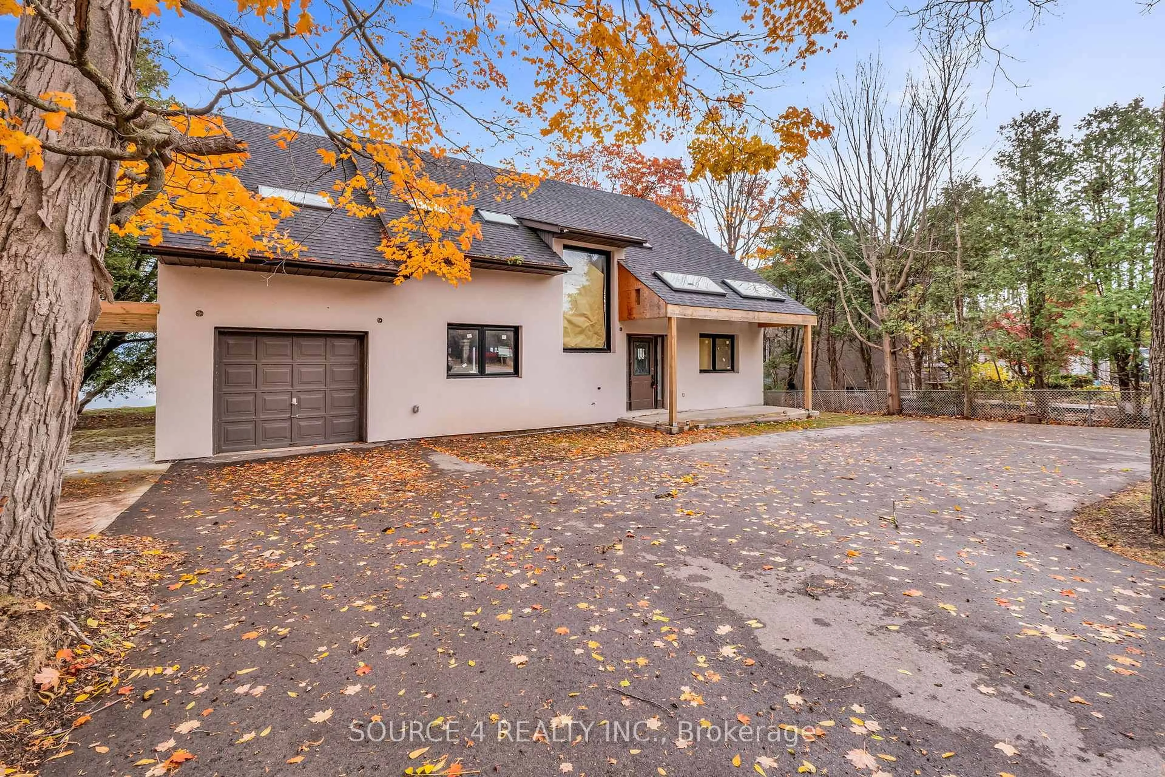 A pic from outside/outdoor area/front of a property/back of a property/a pic from drone, unknown for 1376 Lakeshore Rd, Oakville Ontario L6L 1G2