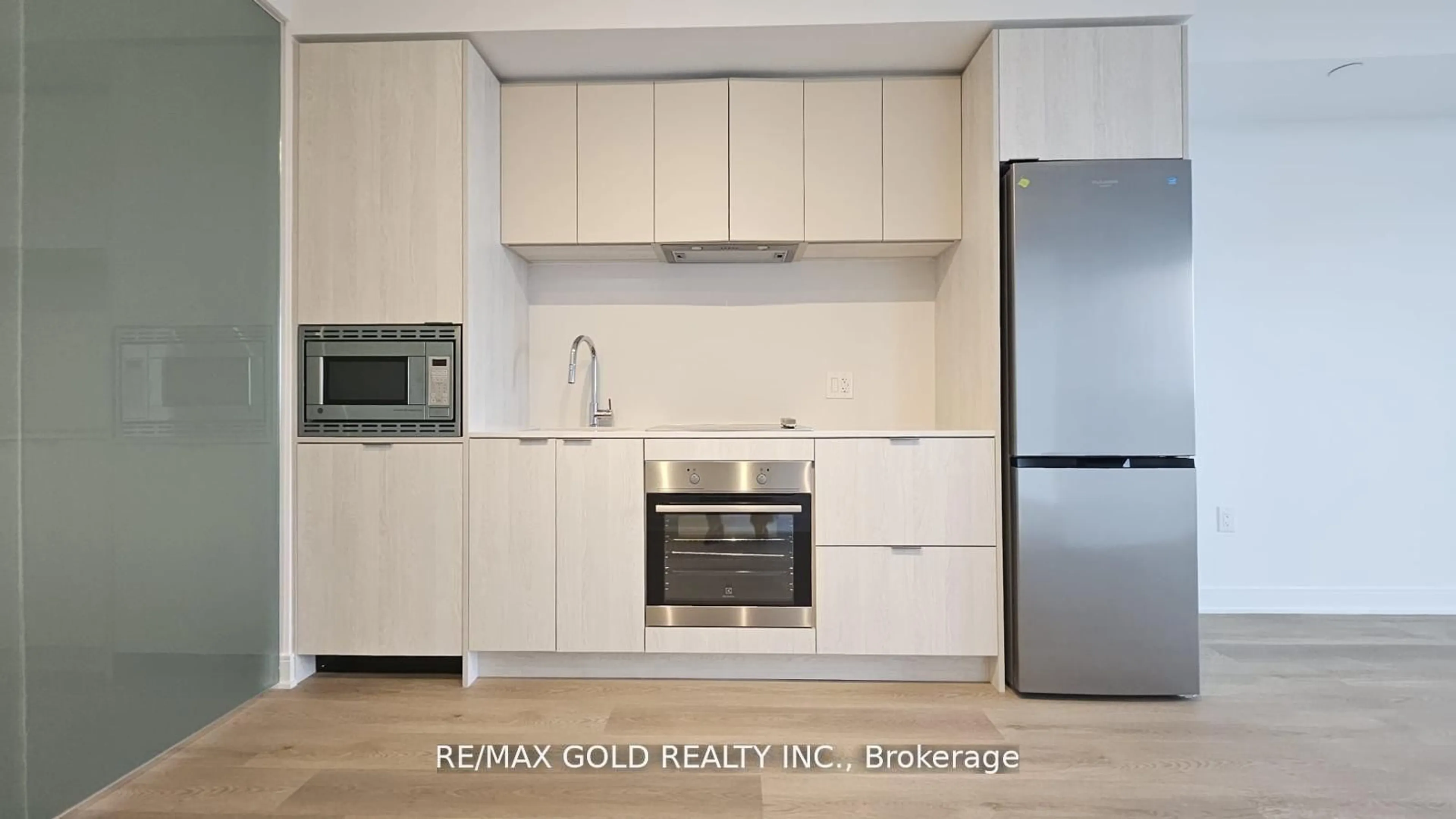 Standard kitchen, wood/laminate floor for 86 Dundas St #1319, Mississauga Ontario L5A 0B1