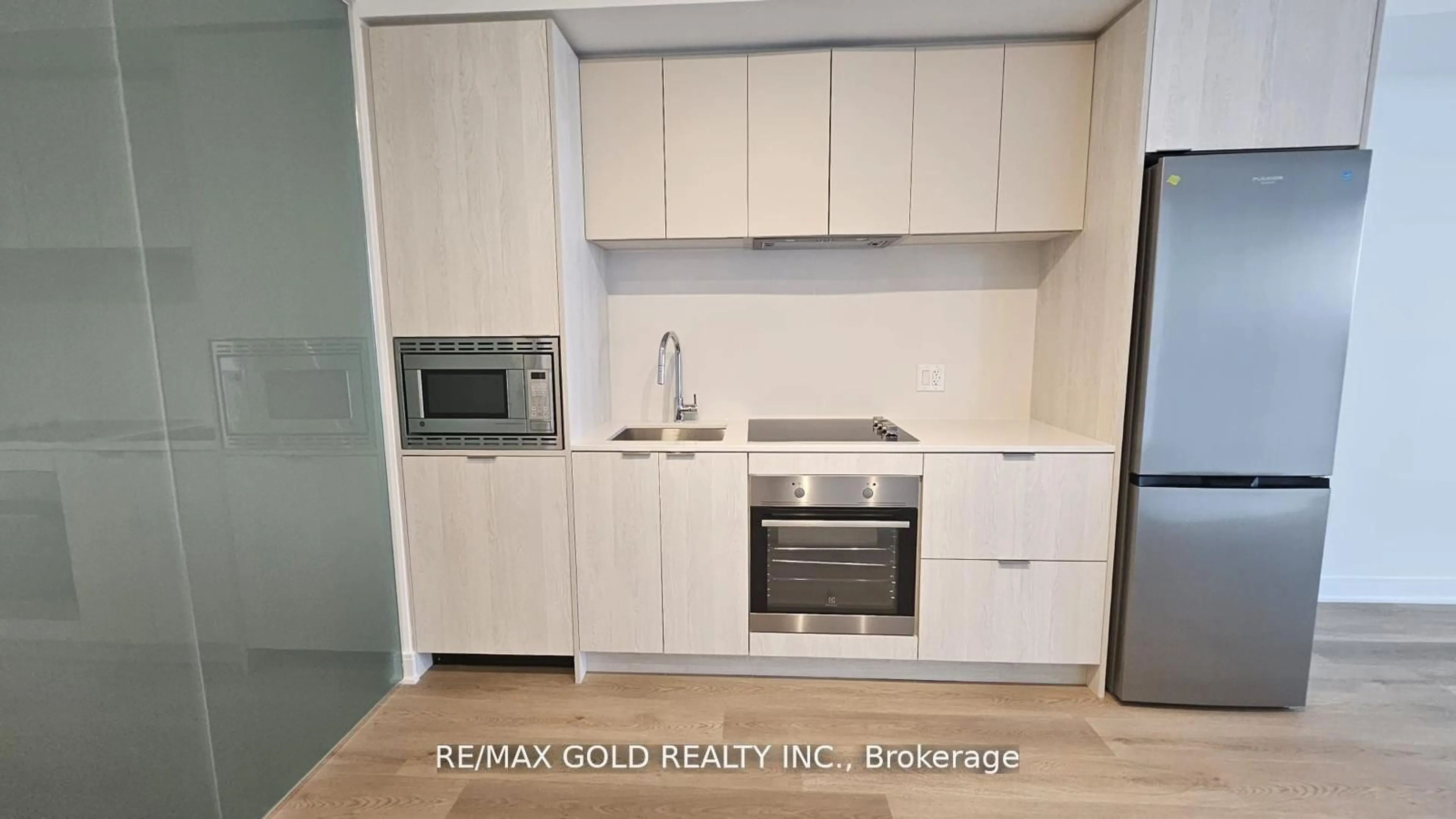 Standard kitchen, wood/laminate floor for 86 Dundas St #1319, Mississauga Ontario L5A 0B1