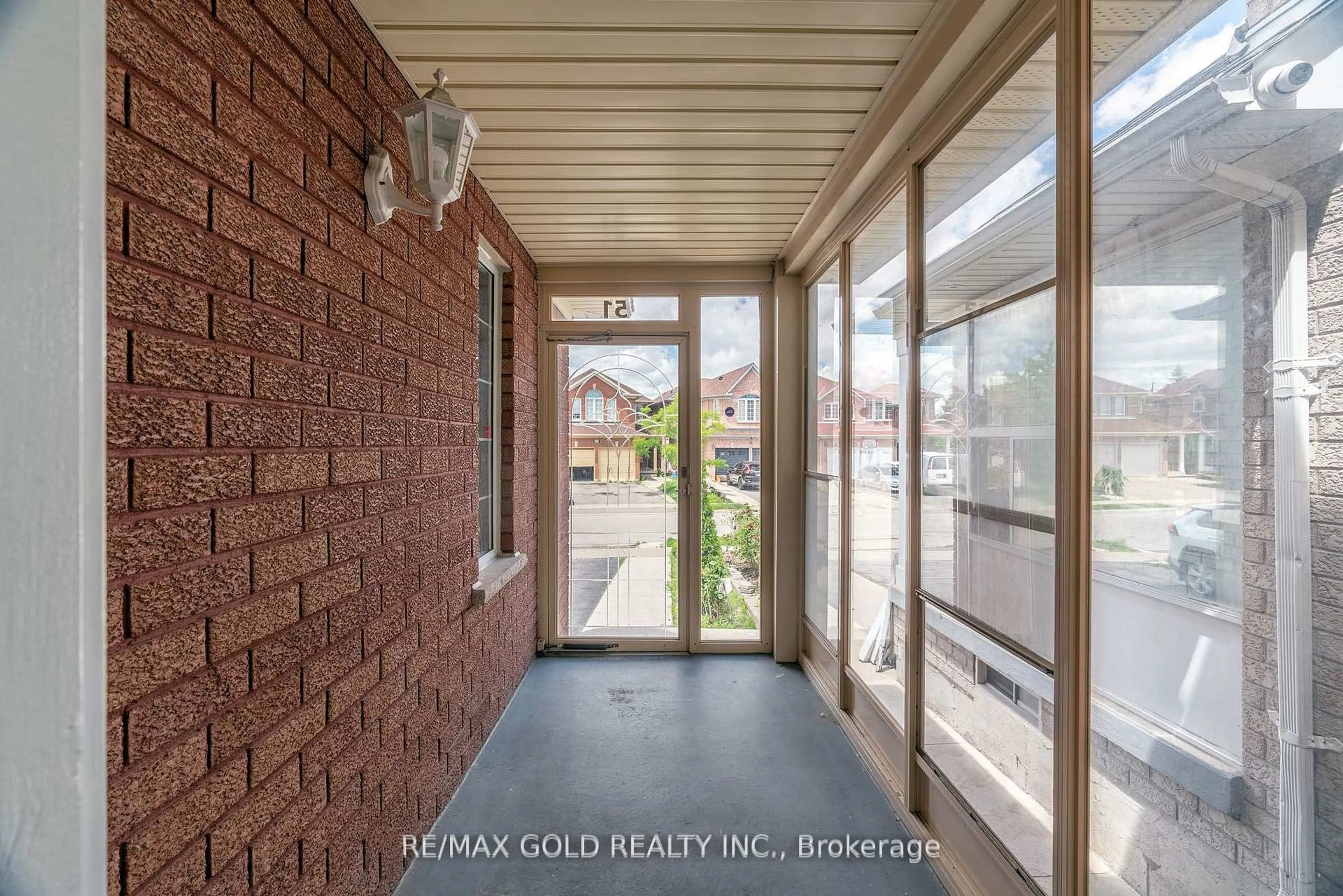 Indoor entryway for 51 Tigerlily Pl, Brampton Ontario L6R 2C8