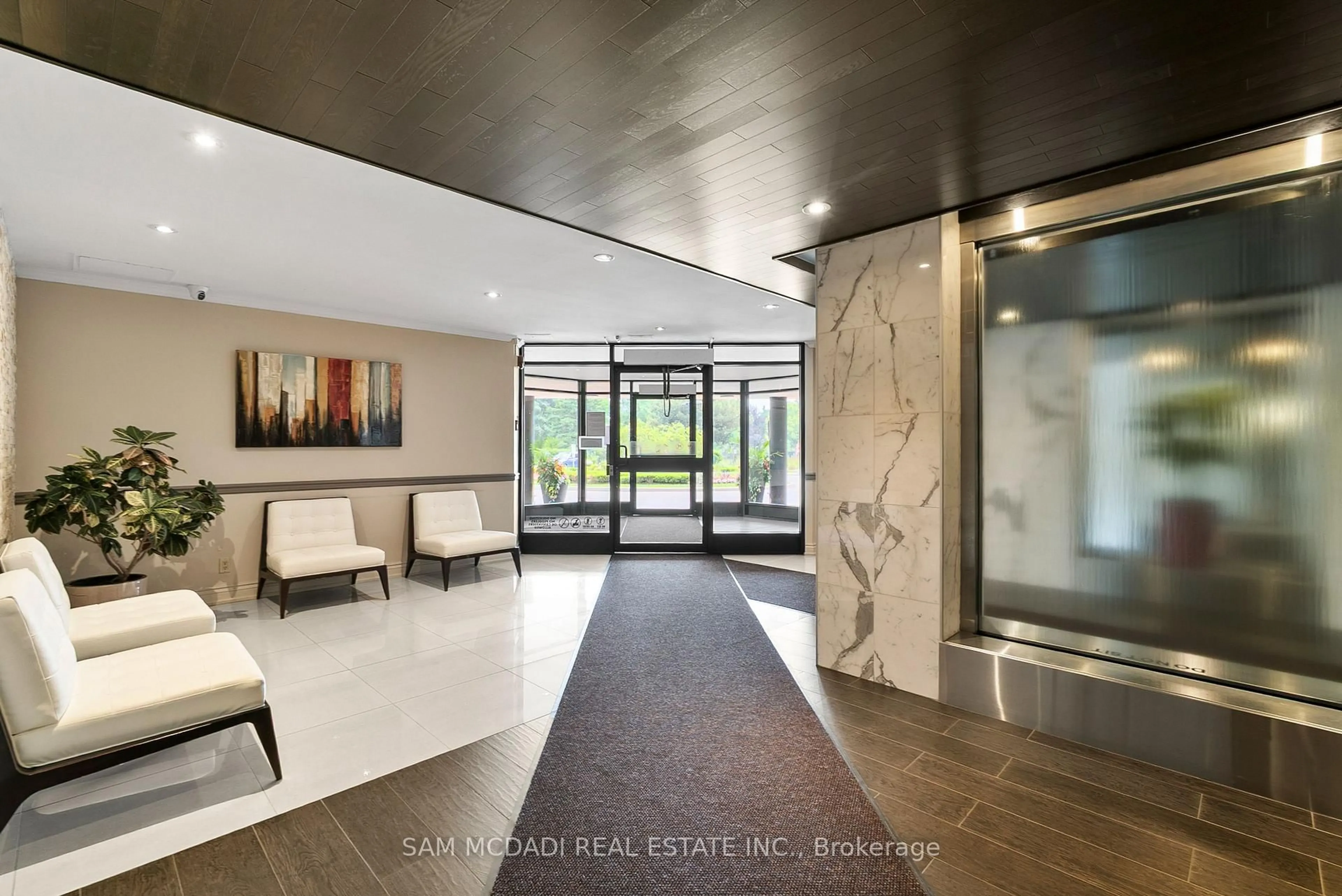 Indoor foyer for 1485 Lakeshore Rd #1109, Mississauga Ontario L5E 3G2