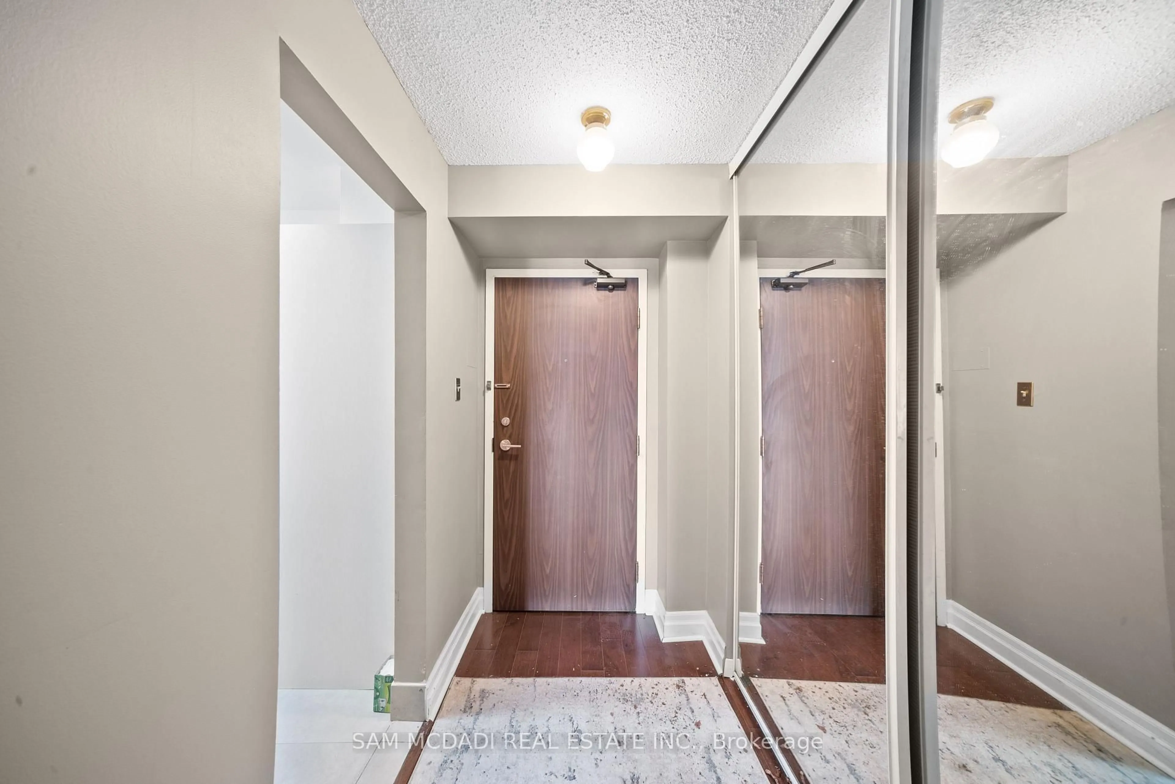 Indoor entryway for 1485 Lakeshore Rd #1109, Mississauga Ontario L5E 3G2