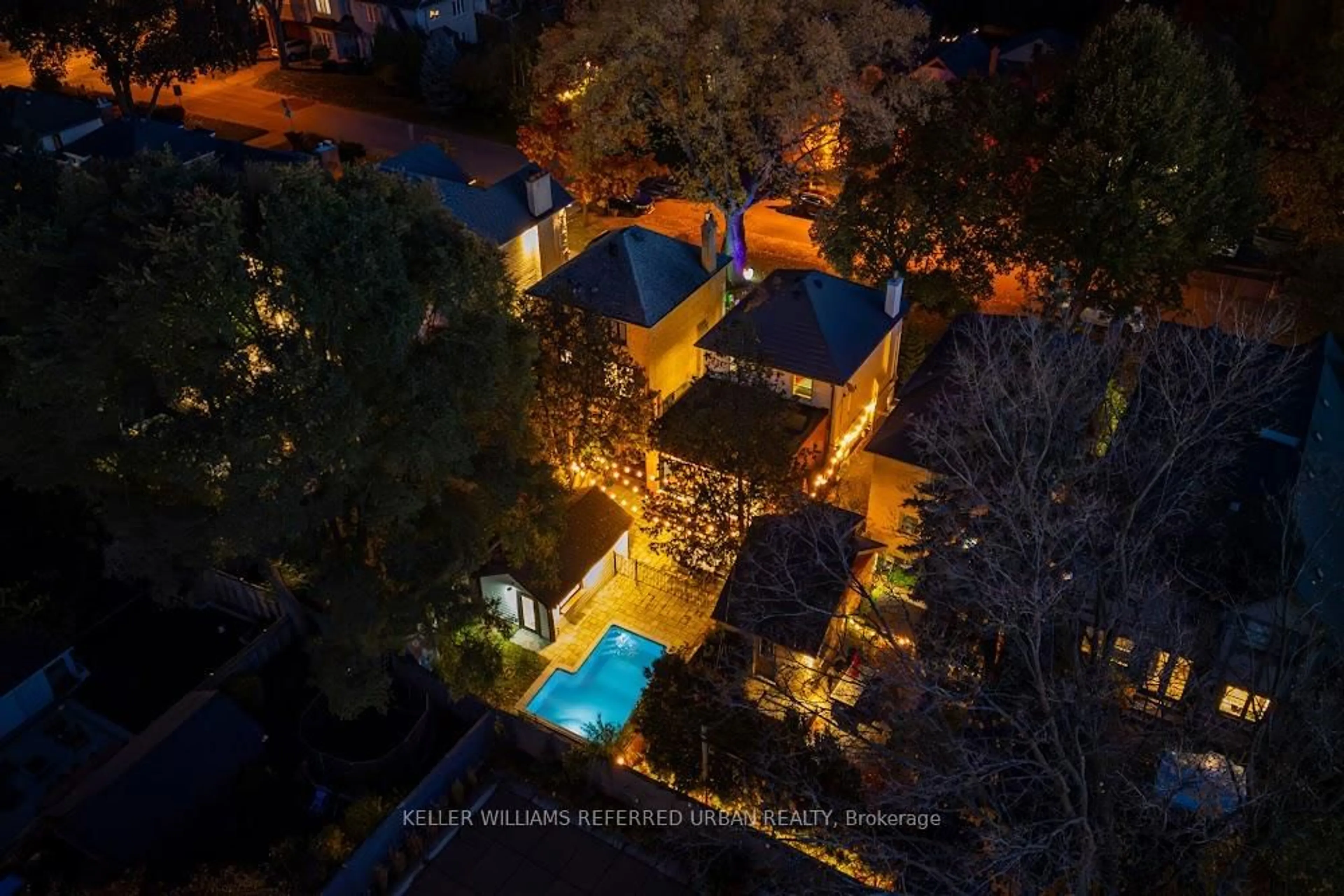 A pic from outside/outdoor area/front of a property/back of a property/a pic from drone, street for 14 Meadowvale Dr, Toronto Ontario M8Y 2N8