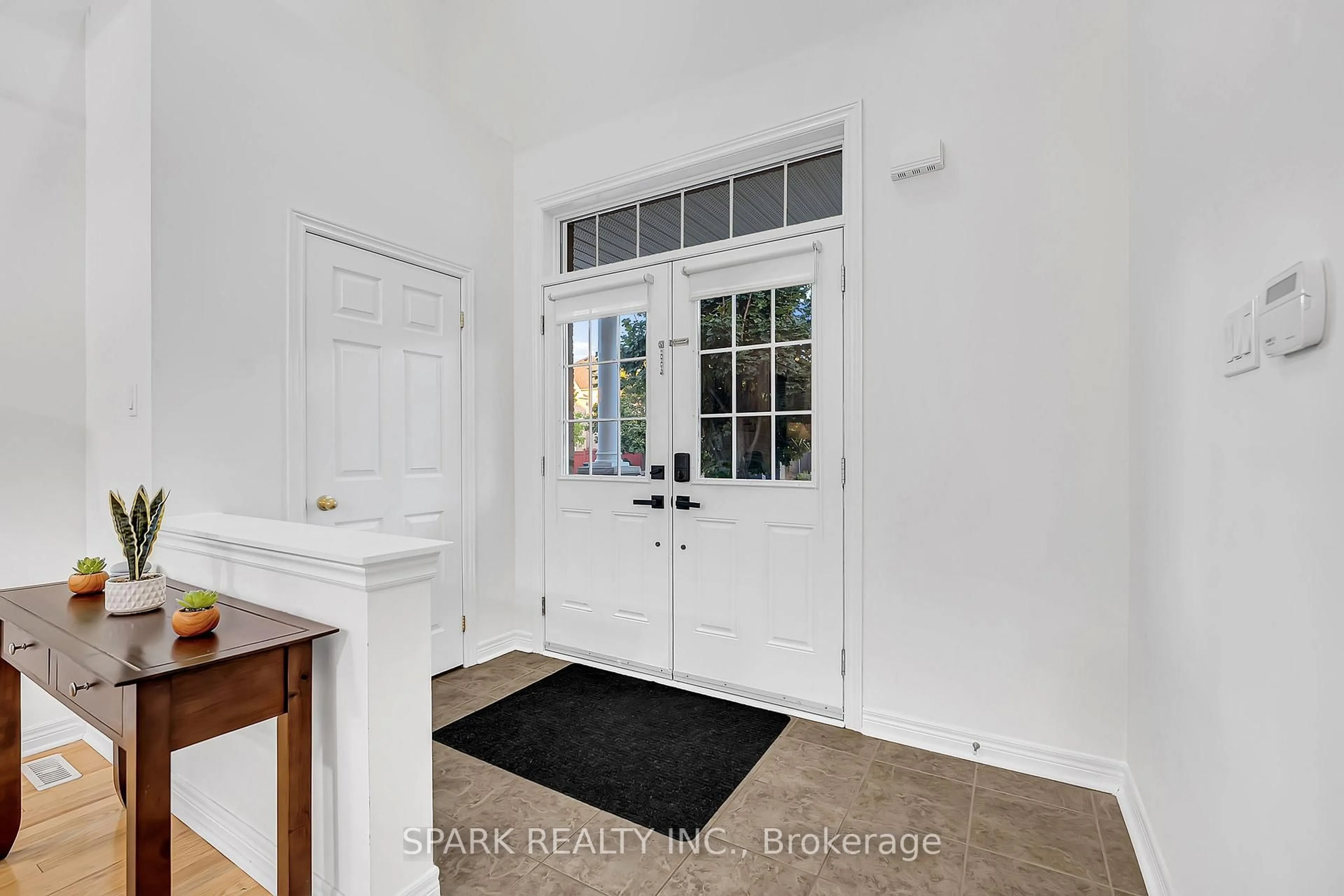 Indoor entryway for 52 Watsonbrook Dr, Brampton Ontario L6R 0R3