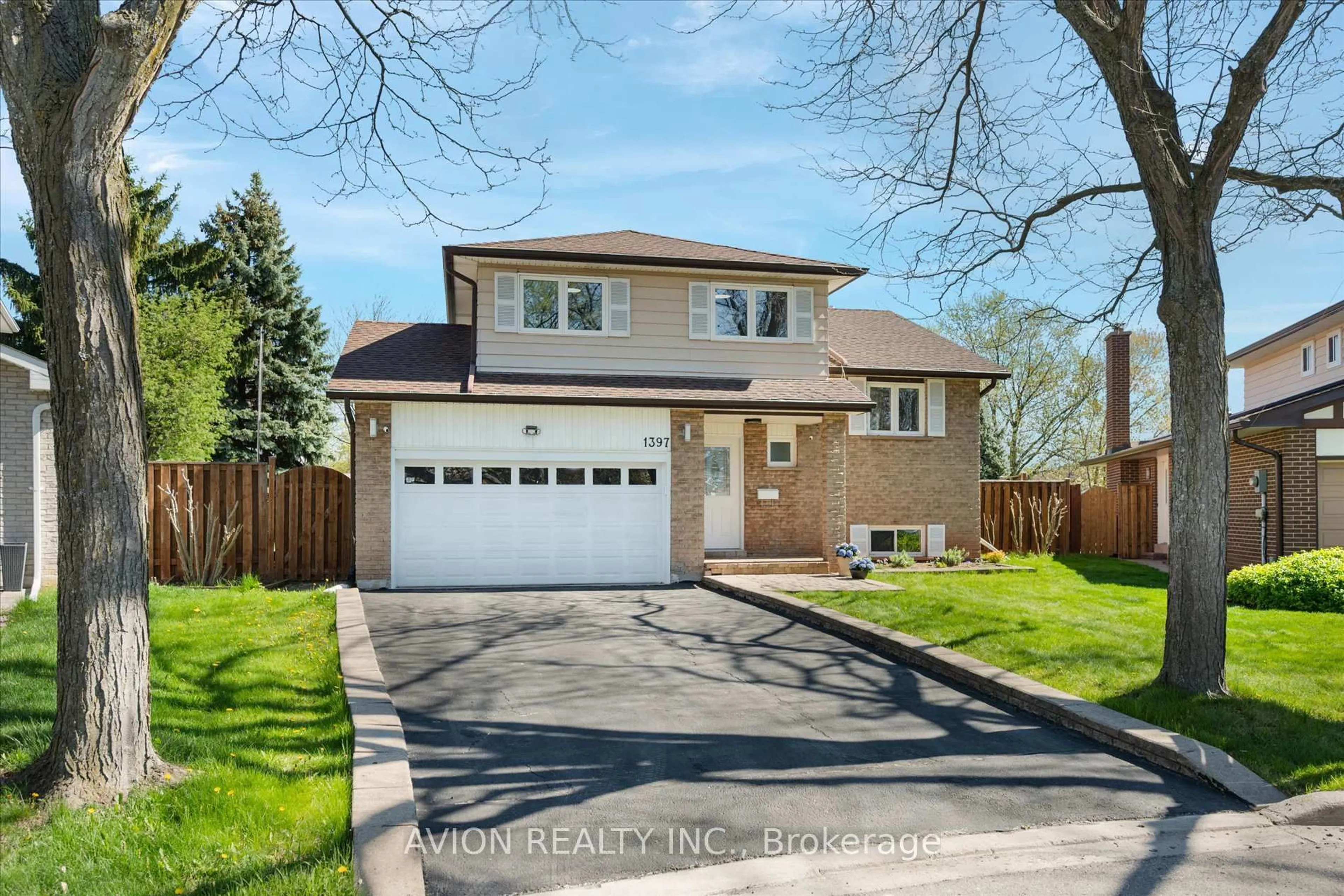 Home with vinyl exterior material, street for 1397 Highgate Crt, Oakville Ontario L6H 2V4