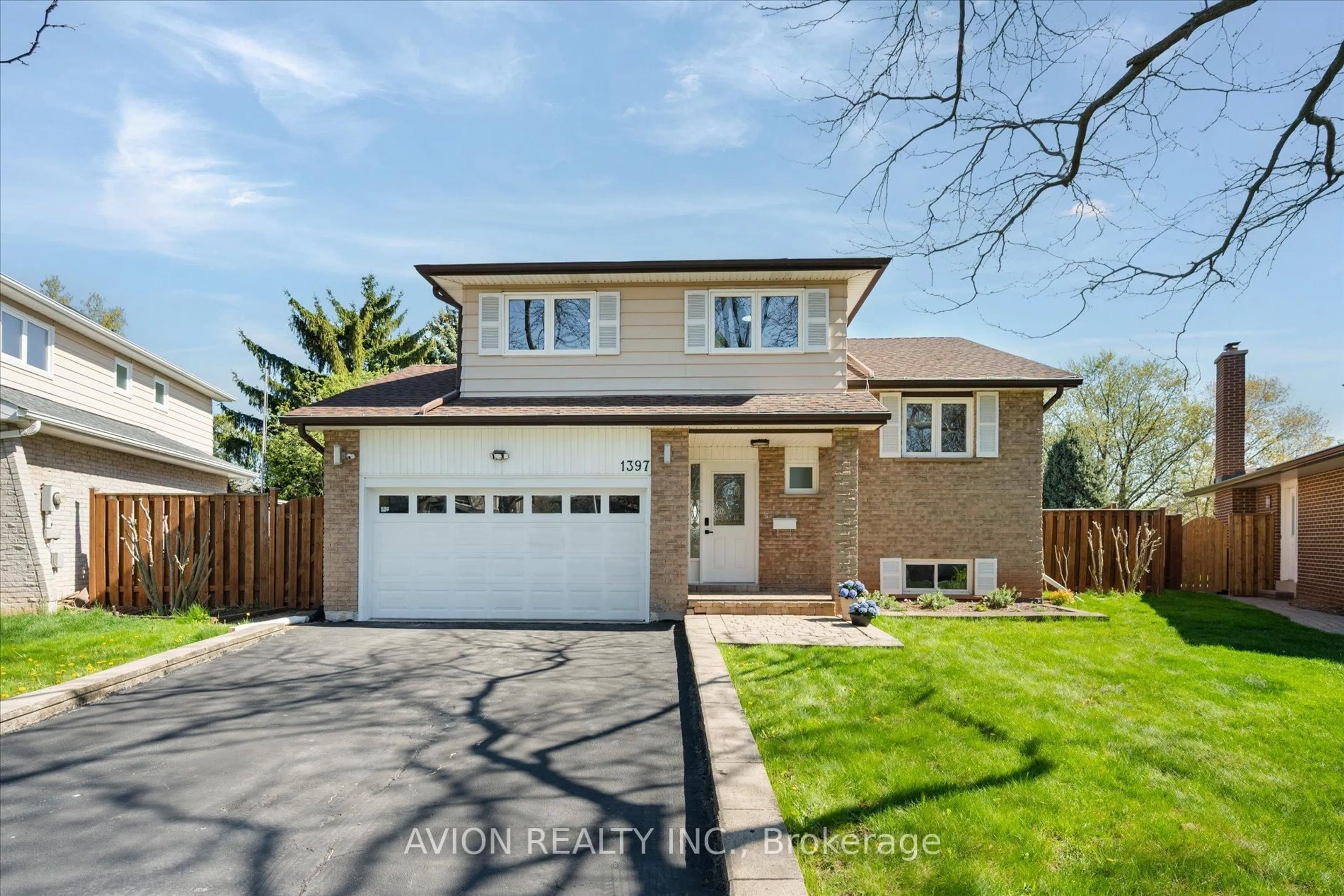 Home with brick exterior material, street for 1397 Highgate Crt, Oakville Ontario L6H 2V4