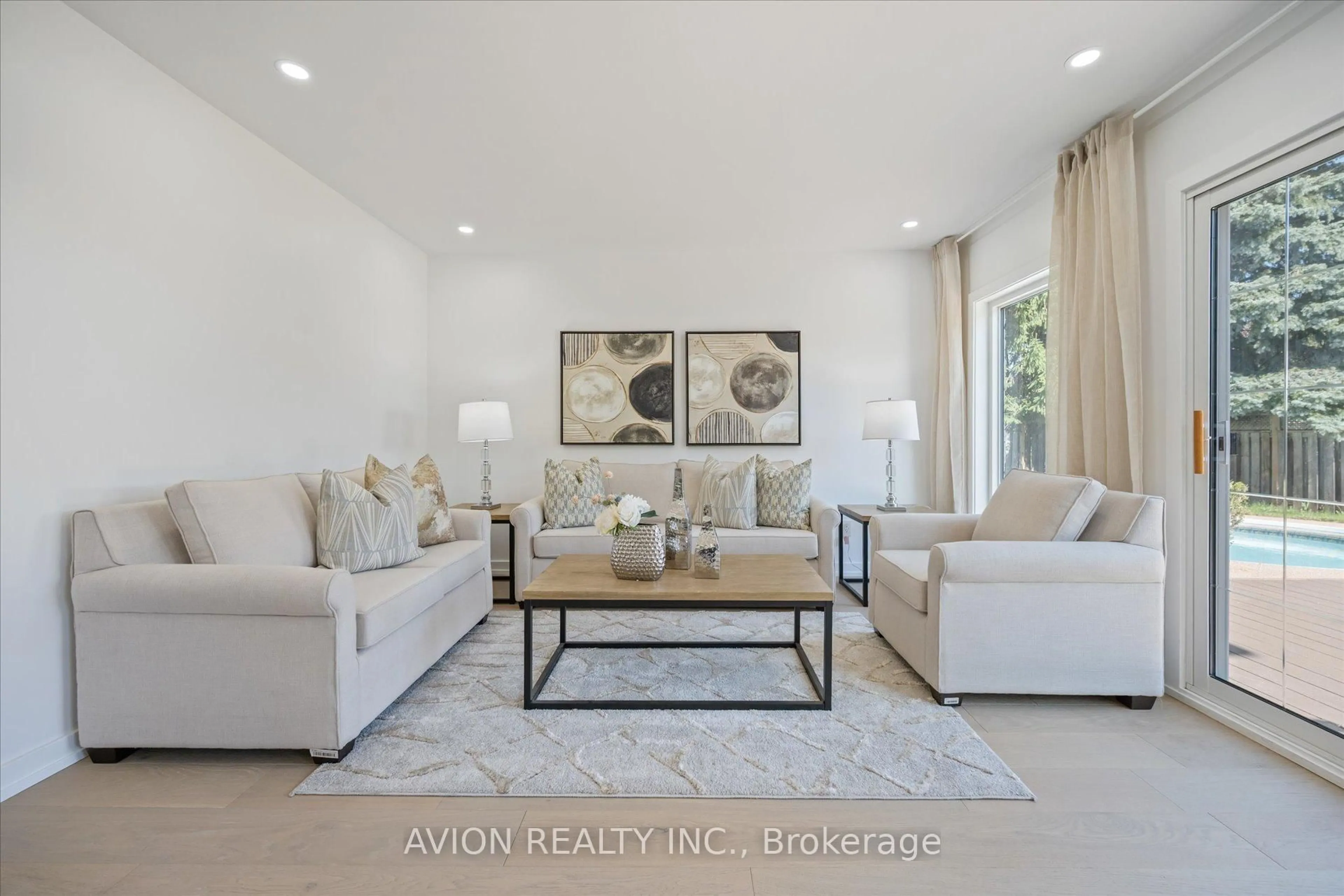 Living room with furniture, unknown for 1397 Highgate Crt, Oakville Ontario L6H 2V4