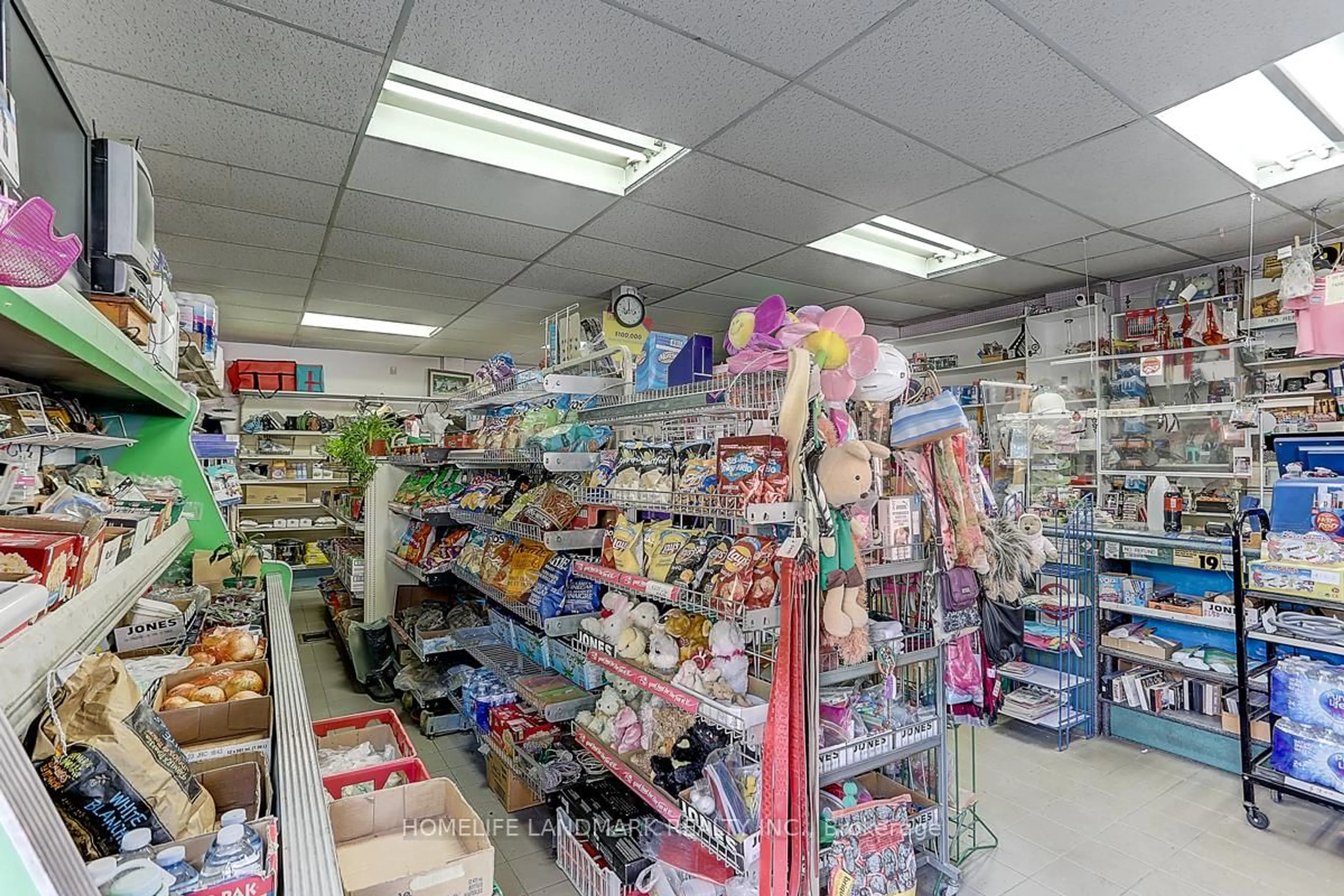 Indoor foyer for 1281 Davenport Rd, Toronto Ontario M6H 2H3