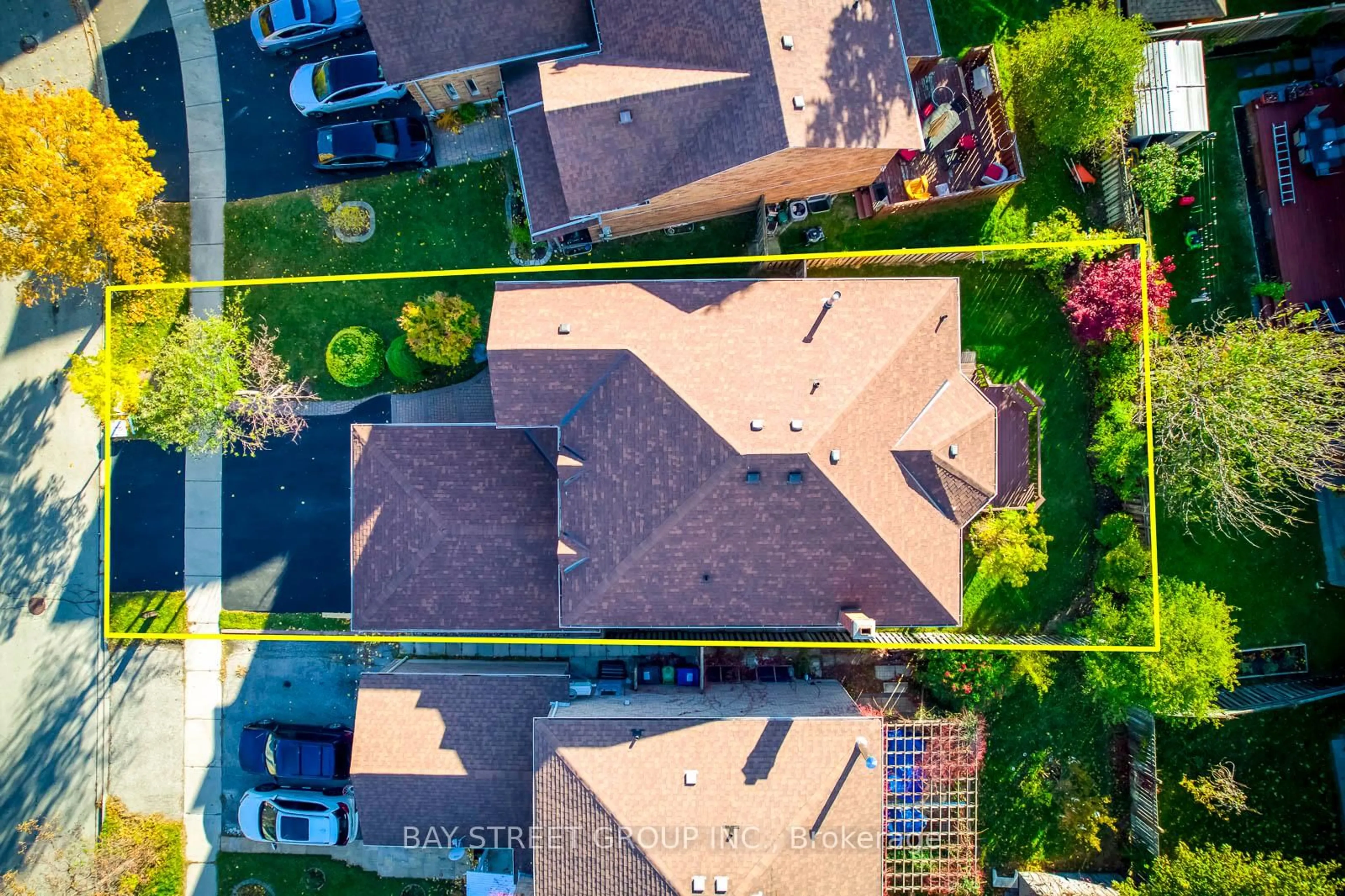 A pic from outside/outdoor area/front of a property/back of a property/a pic from drone, street for 336 Wendron Cres, Mississauga Ontario L5R 3H4