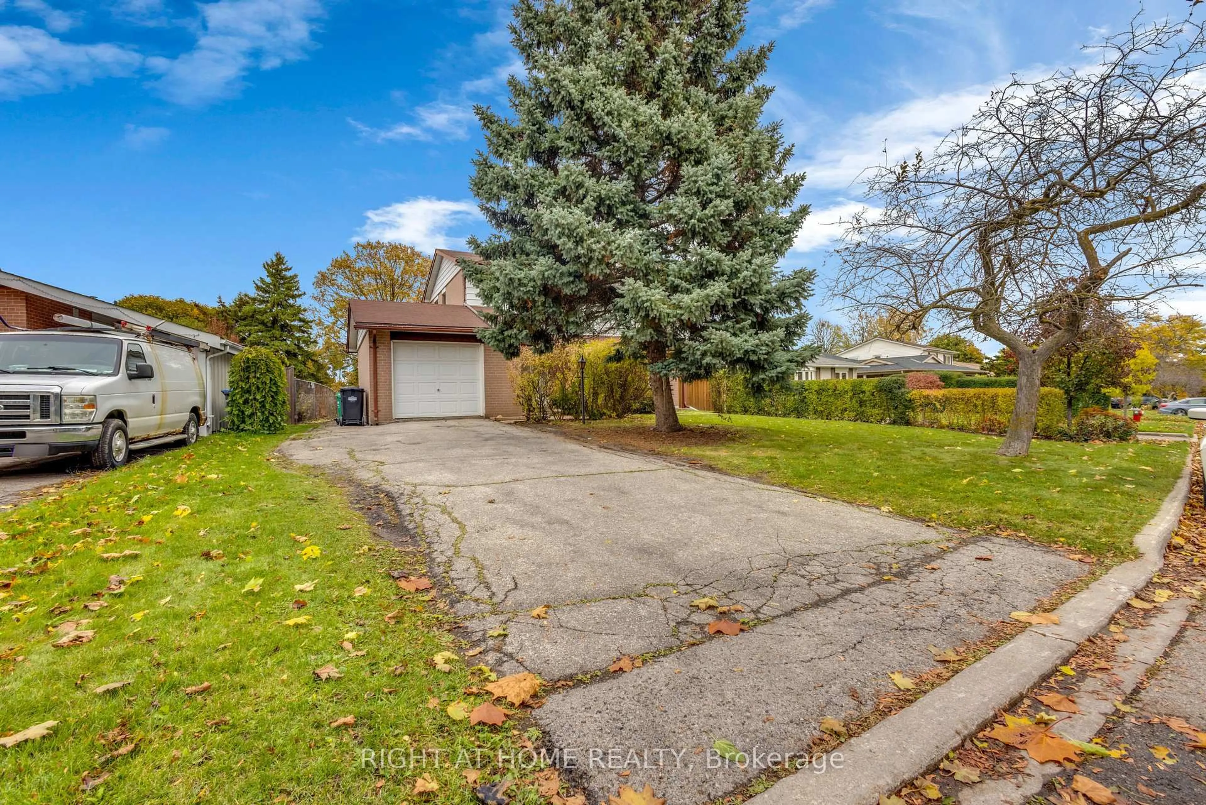 A pic from outside/outdoor area/front of a property/back of a property/a pic from drone, street for 36 Welbeck Dr, Brampton Ontario L6X 2L1