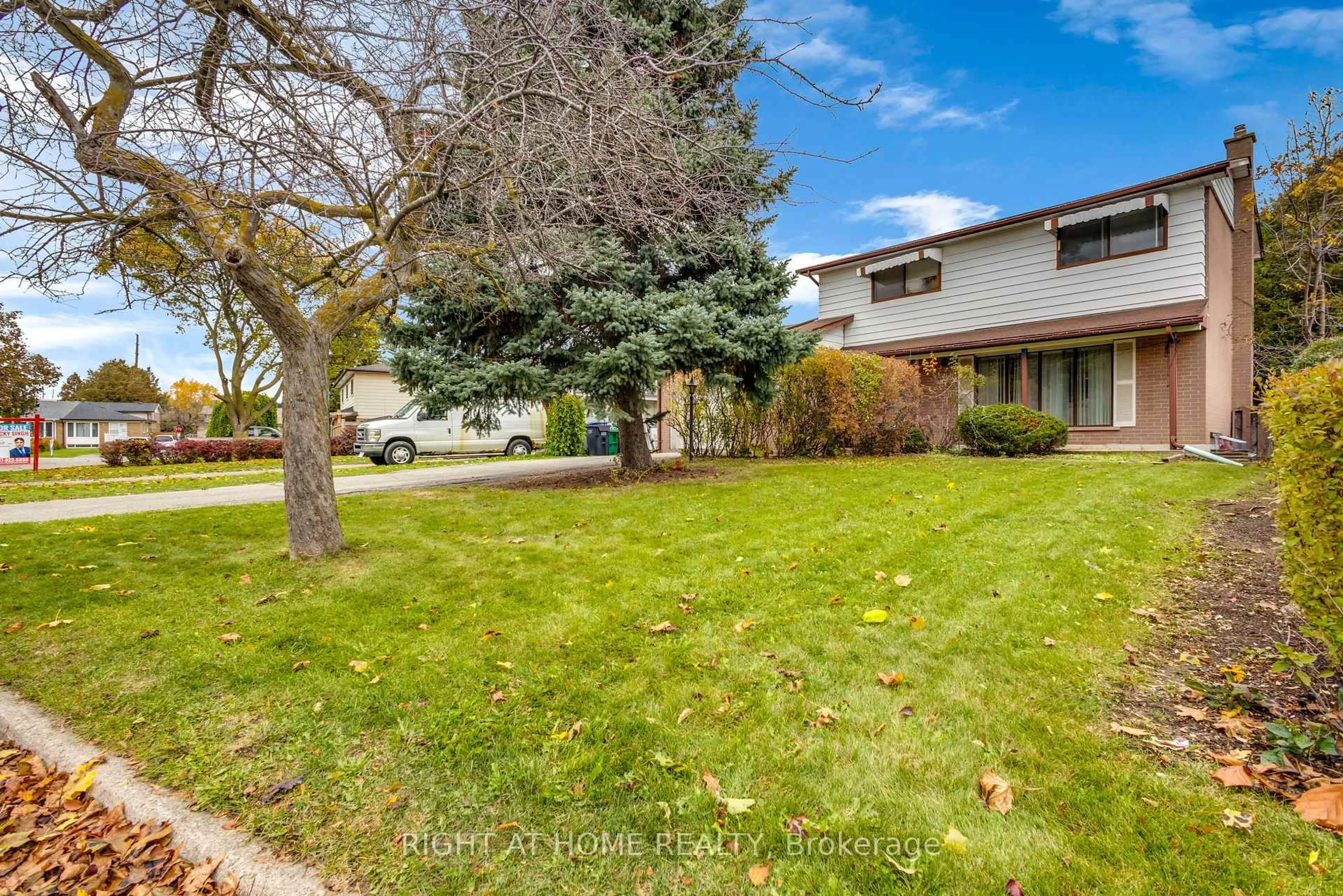 A pic from outside/outdoor area/front of a property/back of a property/a pic from drone, street for 36 Welbeck Dr, Brampton Ontario L6X 2L1