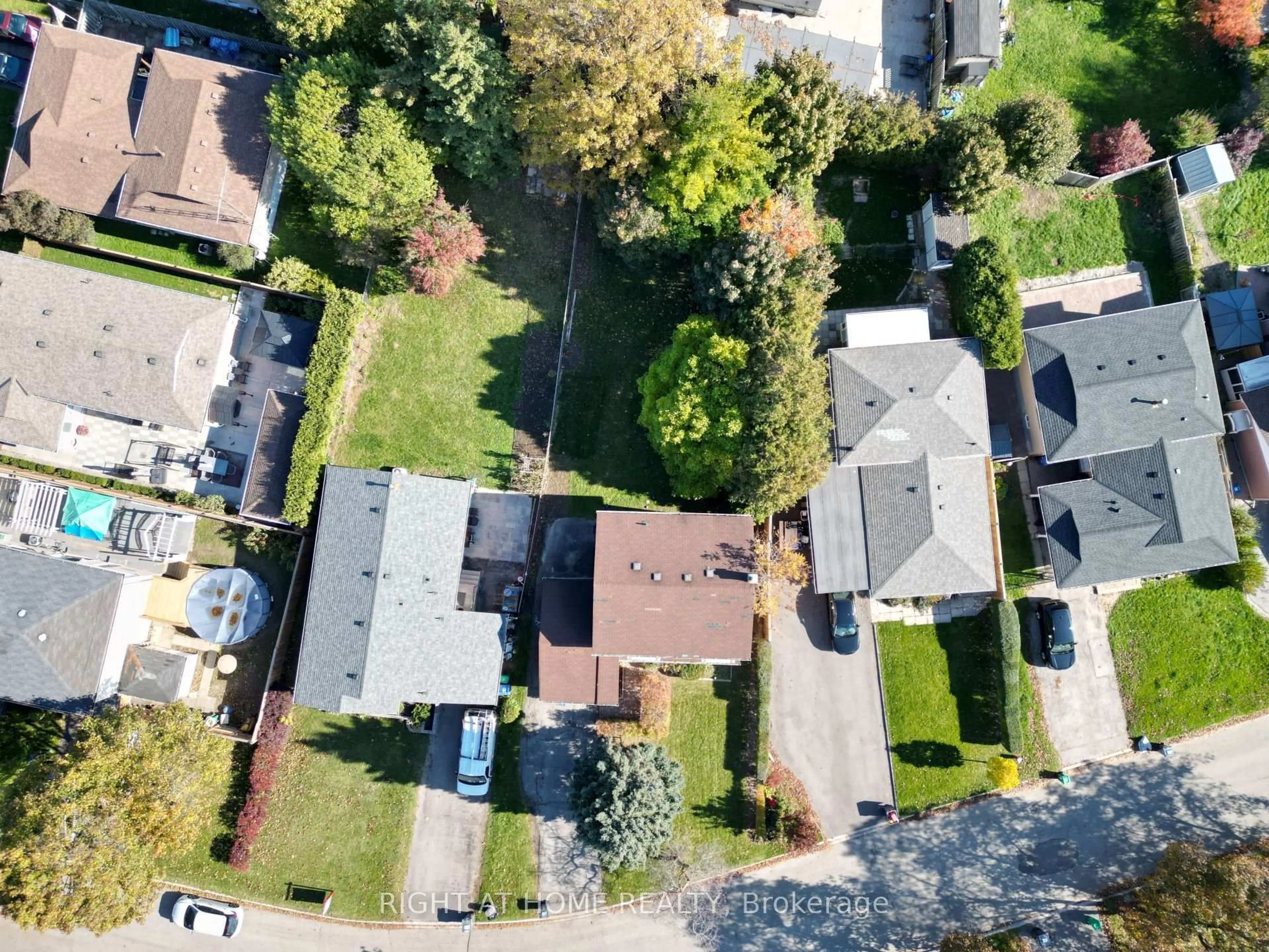 A pic from outside/outdoor area/front of a property/back of a property/a pic from drone, street for 36 Welbeck Dr, Brampton Ontario L6X 2L1