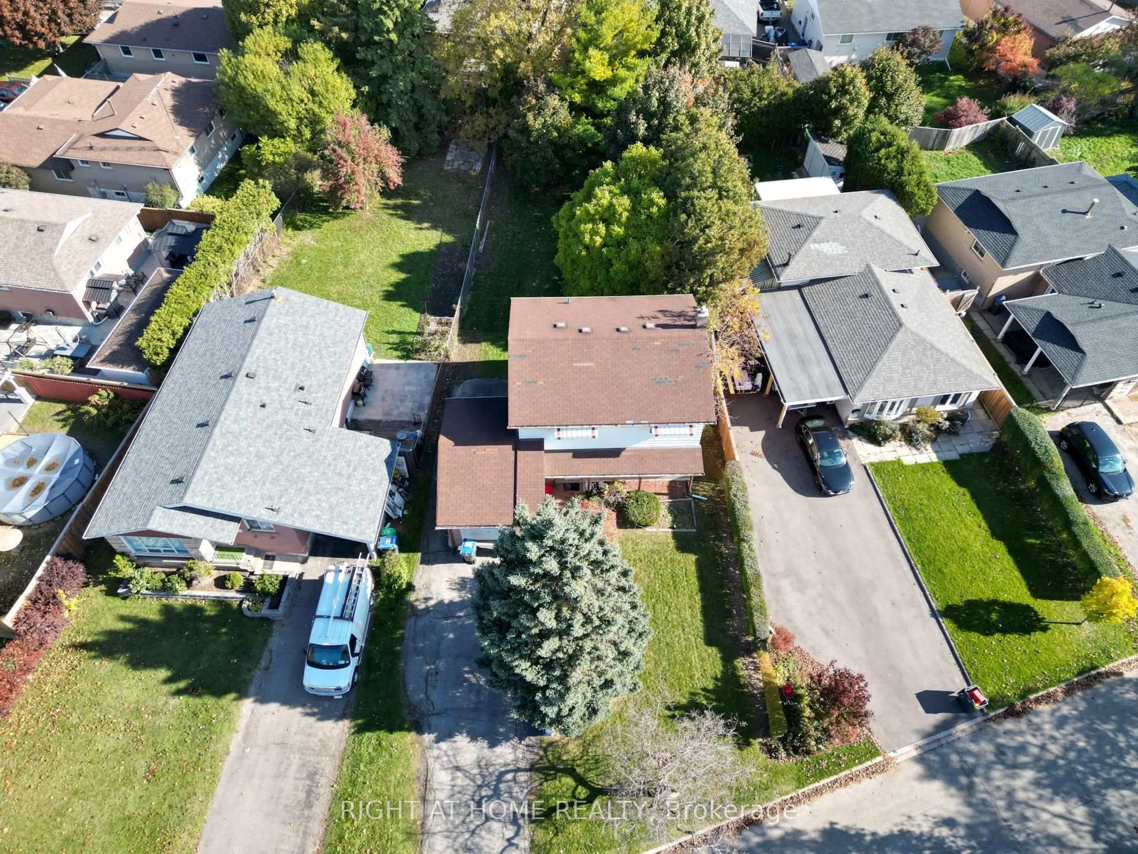 A pic from outside/outdoor area/front of a property/back of a property/a pic from drone, street for 36 Welbeck Dr, Brampton Ontario L6X 2L1