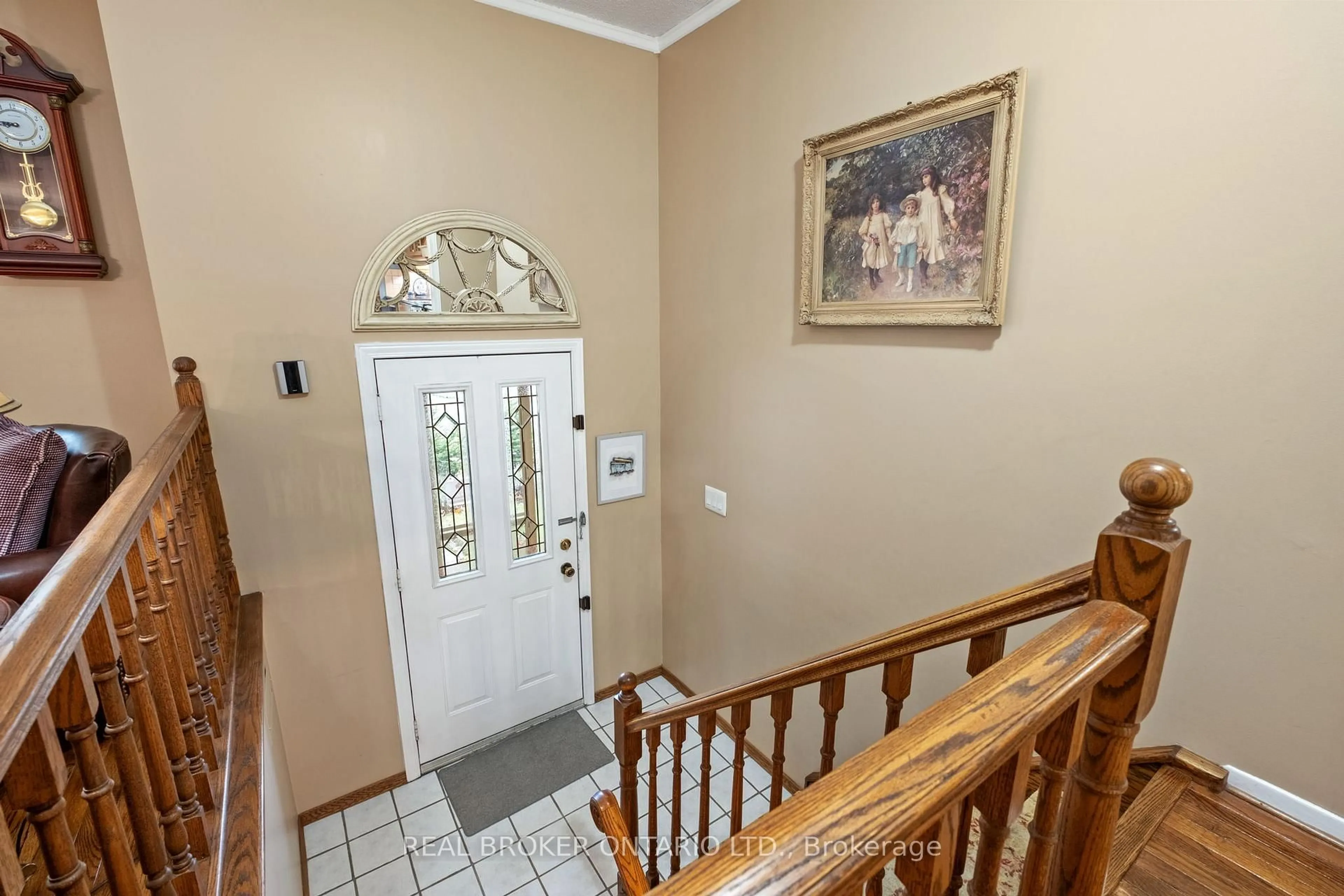 Indoor foyer for 6891 Shelter Bay Rd, Mississauga Ontario L5N 1T8