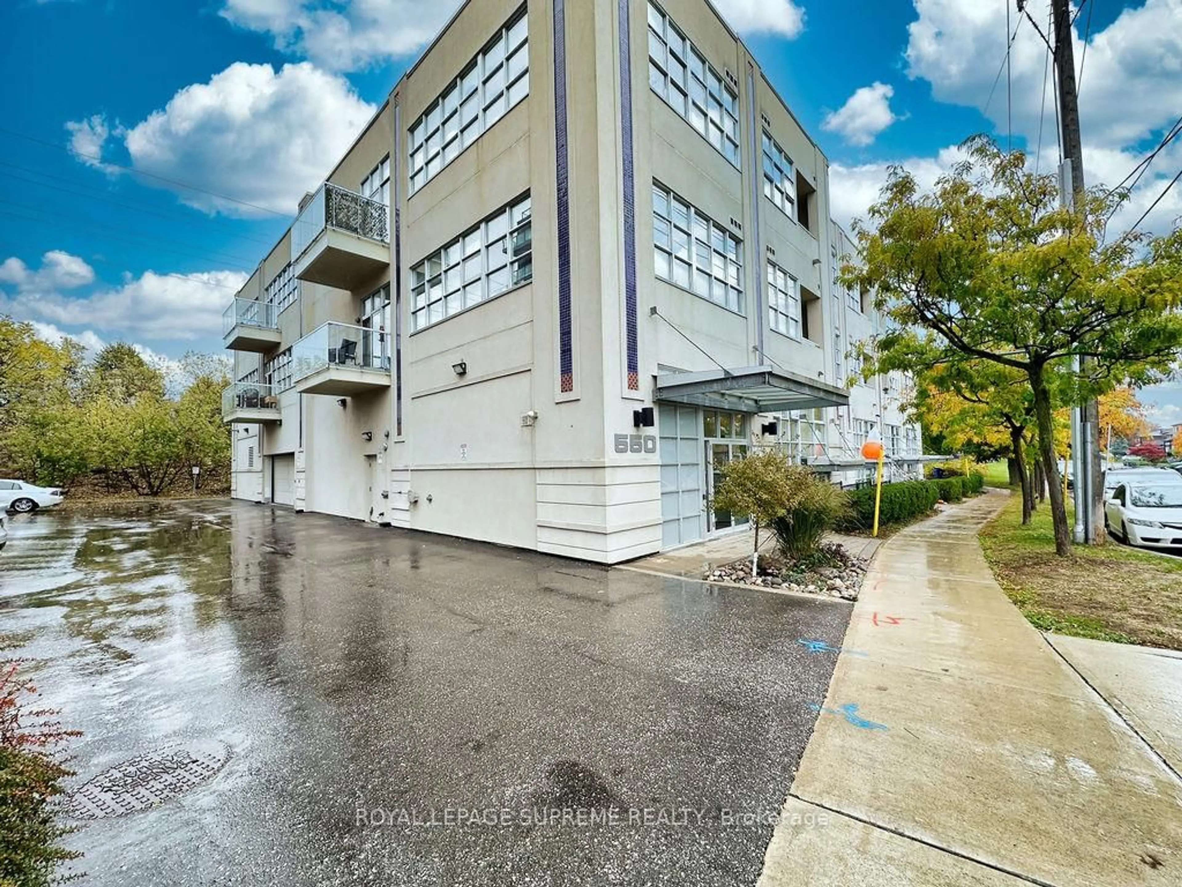 A pic from outside/outdoor area/front of a property/back of a property/a pic from drone, building for 550 Hopewell Ave #309, Toronto Ontario M6E 2S6