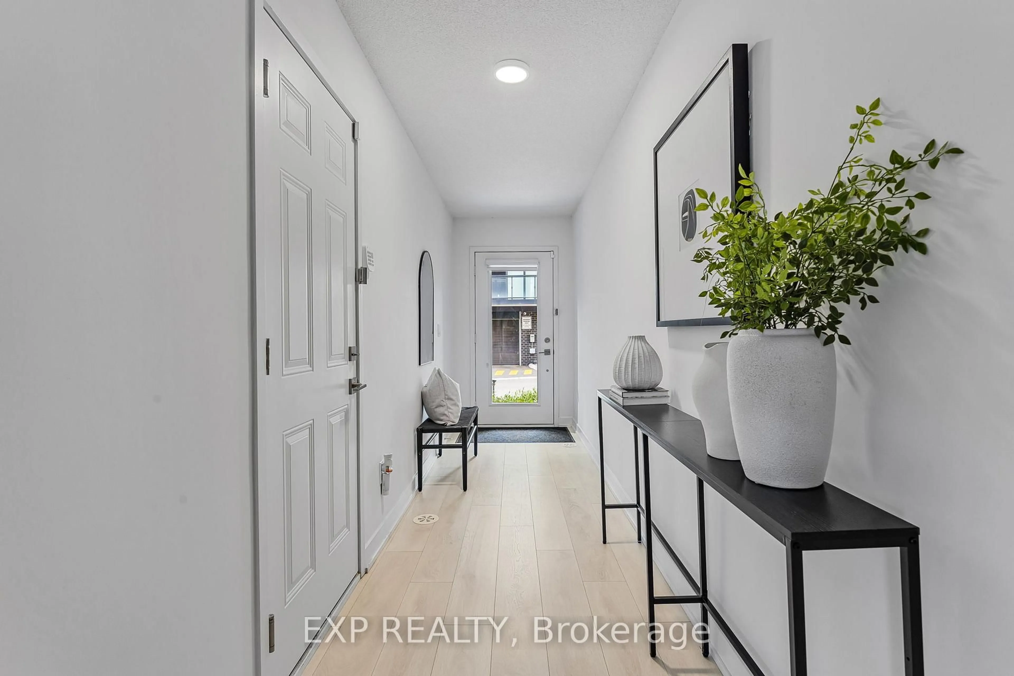 Indoor entryway for 1121 Cooke Blvd #90, Burlington Ontario L7T 0C4