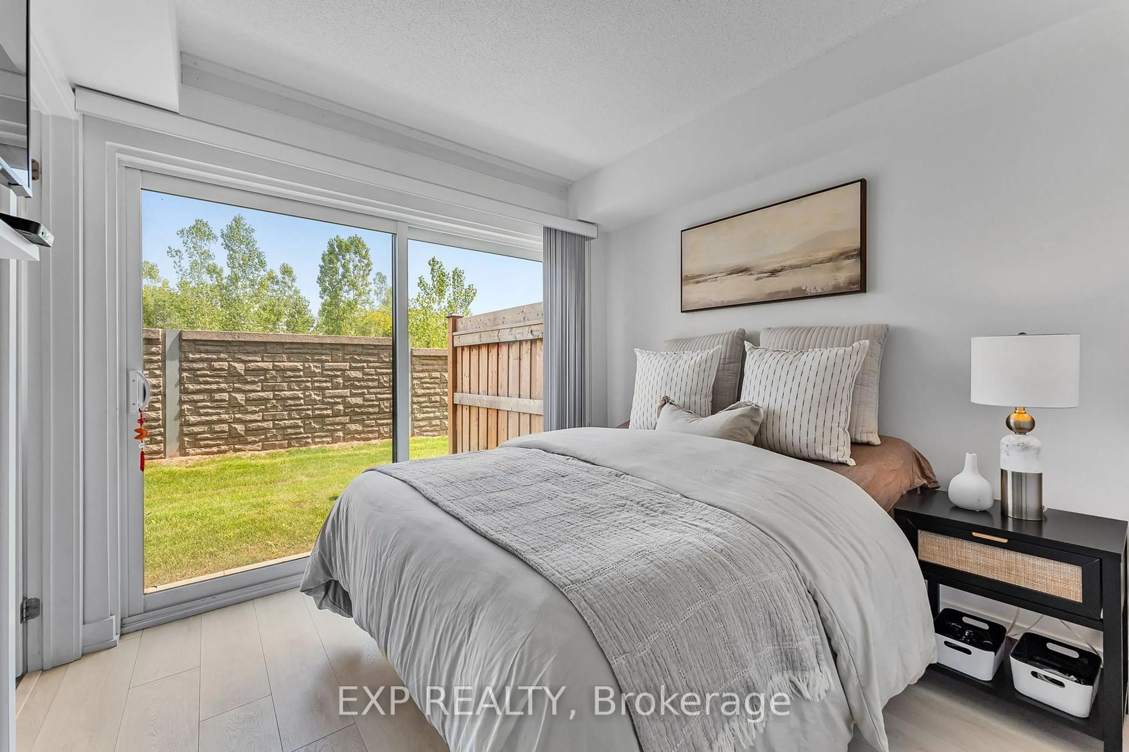 Bedroom with bed, unknown for 1121 Cooke Blvd #90, Burlington Ontario L7T 0C4