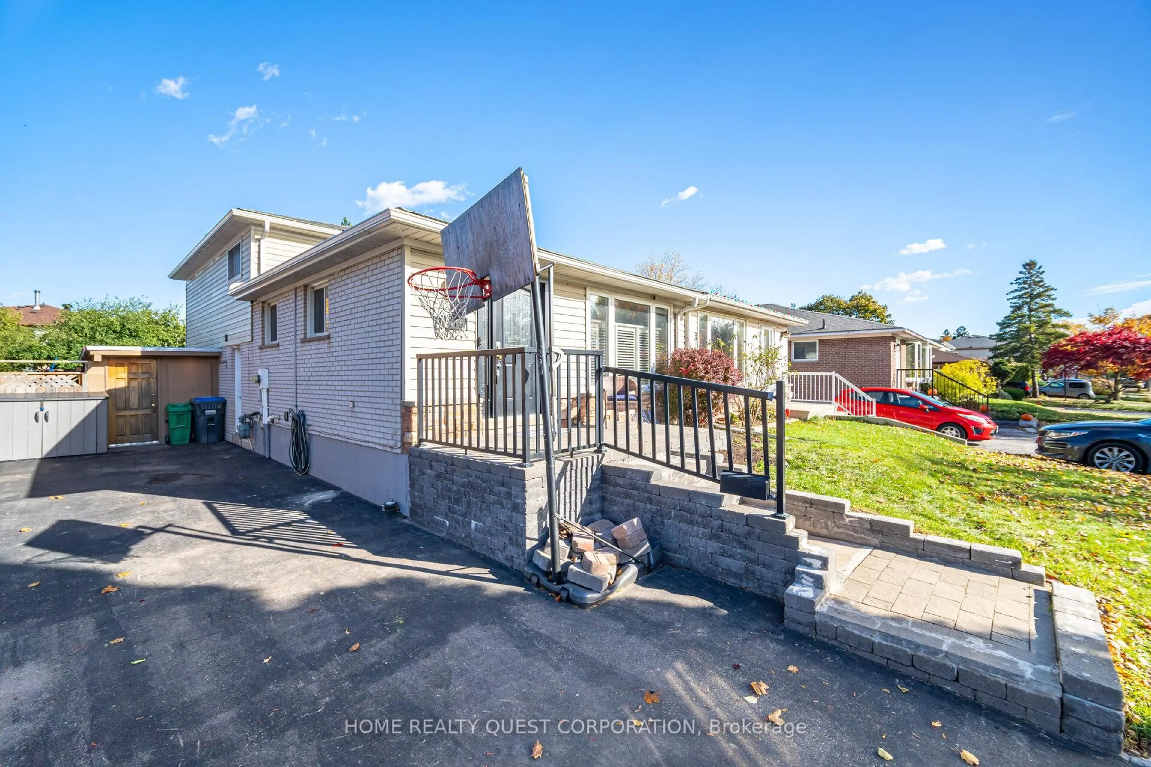 A pic from outside/outdoor area/front of a property/back of a property/a pic from drone, street for 2715 Hollington Cres, Mississauga Ontario L5K 1E8