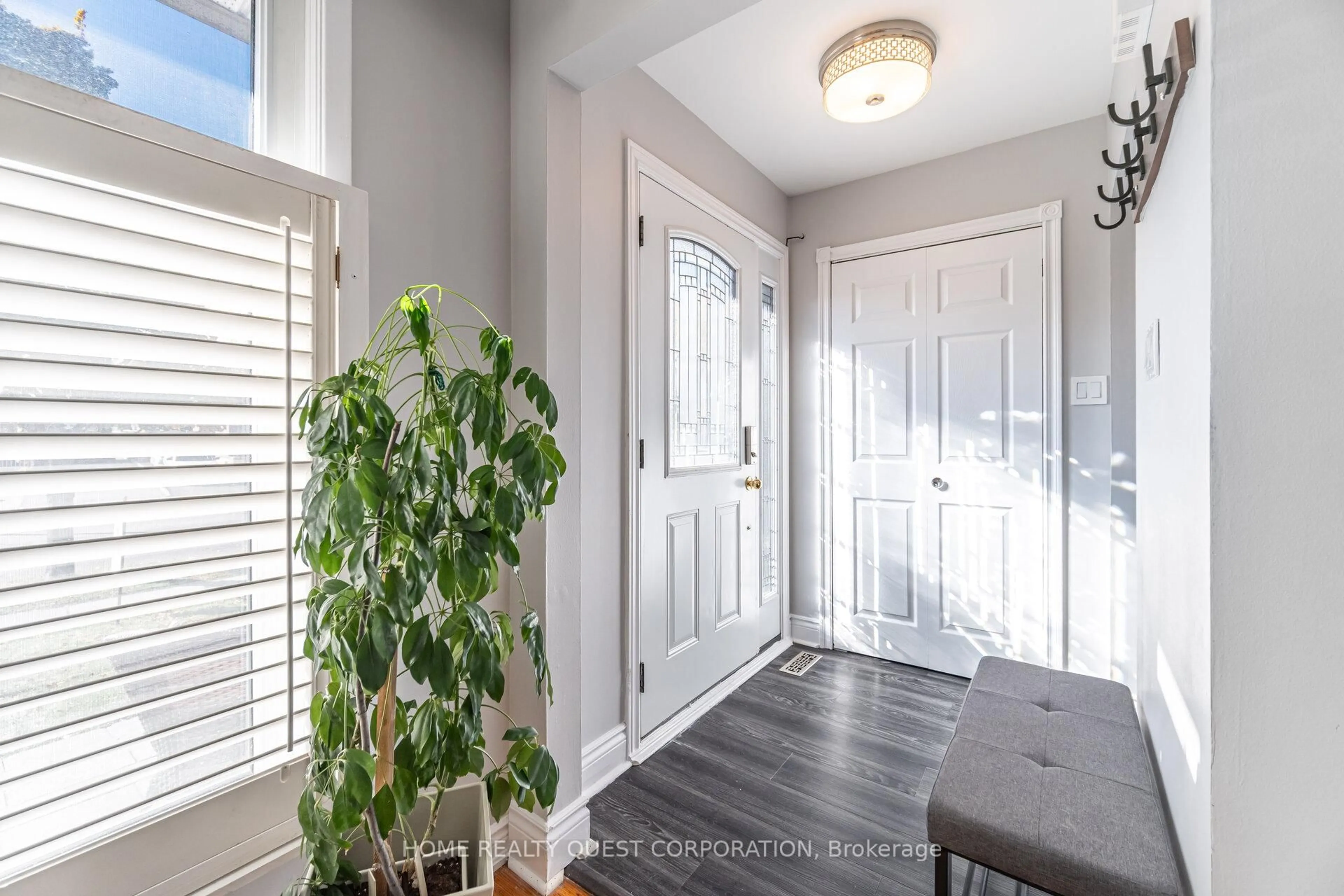 Indoor entryway for 2715 Hollington Cres, Mississauga Ontario L5K 1E8