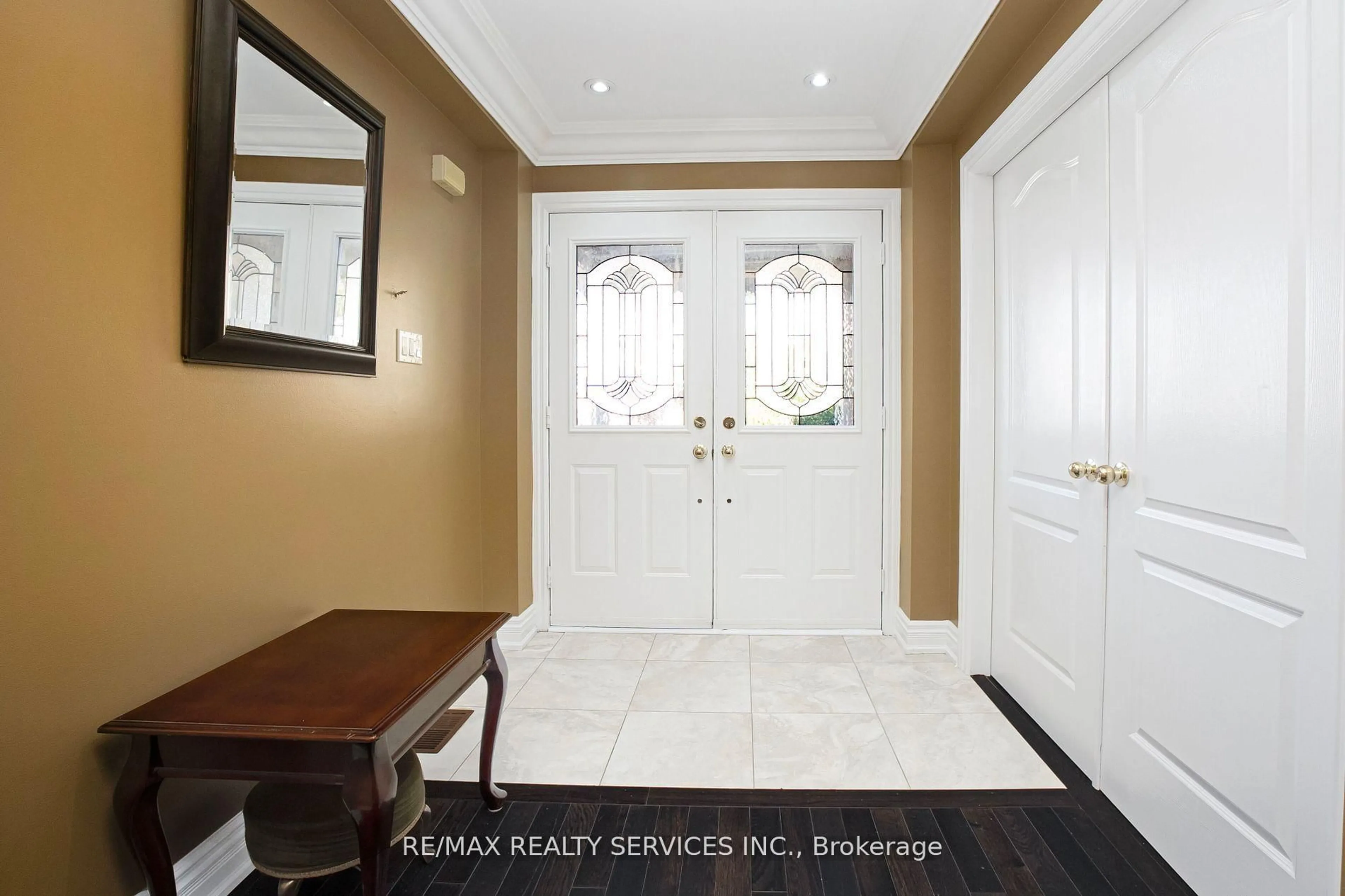 Indoor entryway for 14 Foxmere Rd, Brampton Ontario L7A 1S6