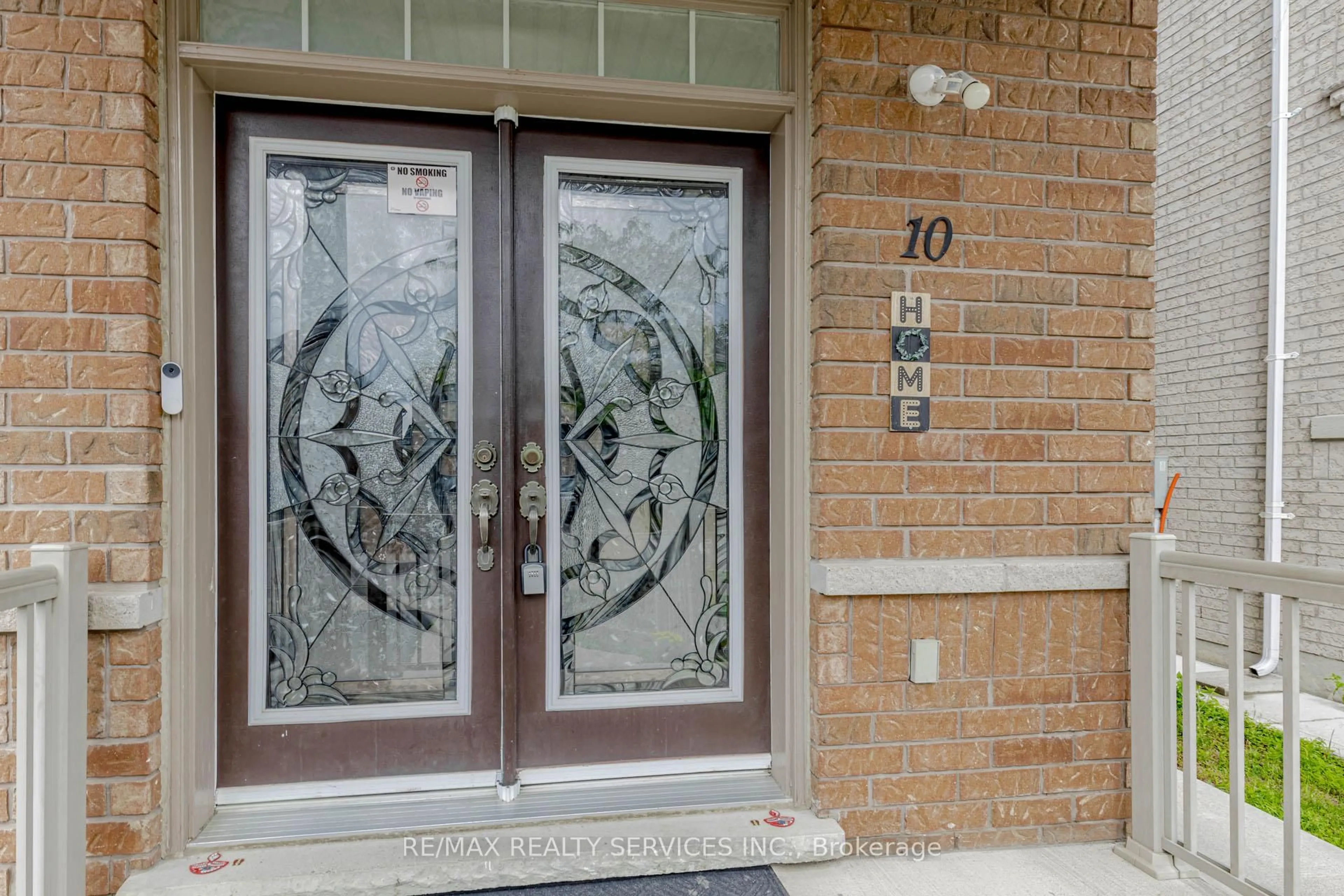 Indoor entryway for 10 Cedarsprings Way, Brampton Ontario L6R 0W1