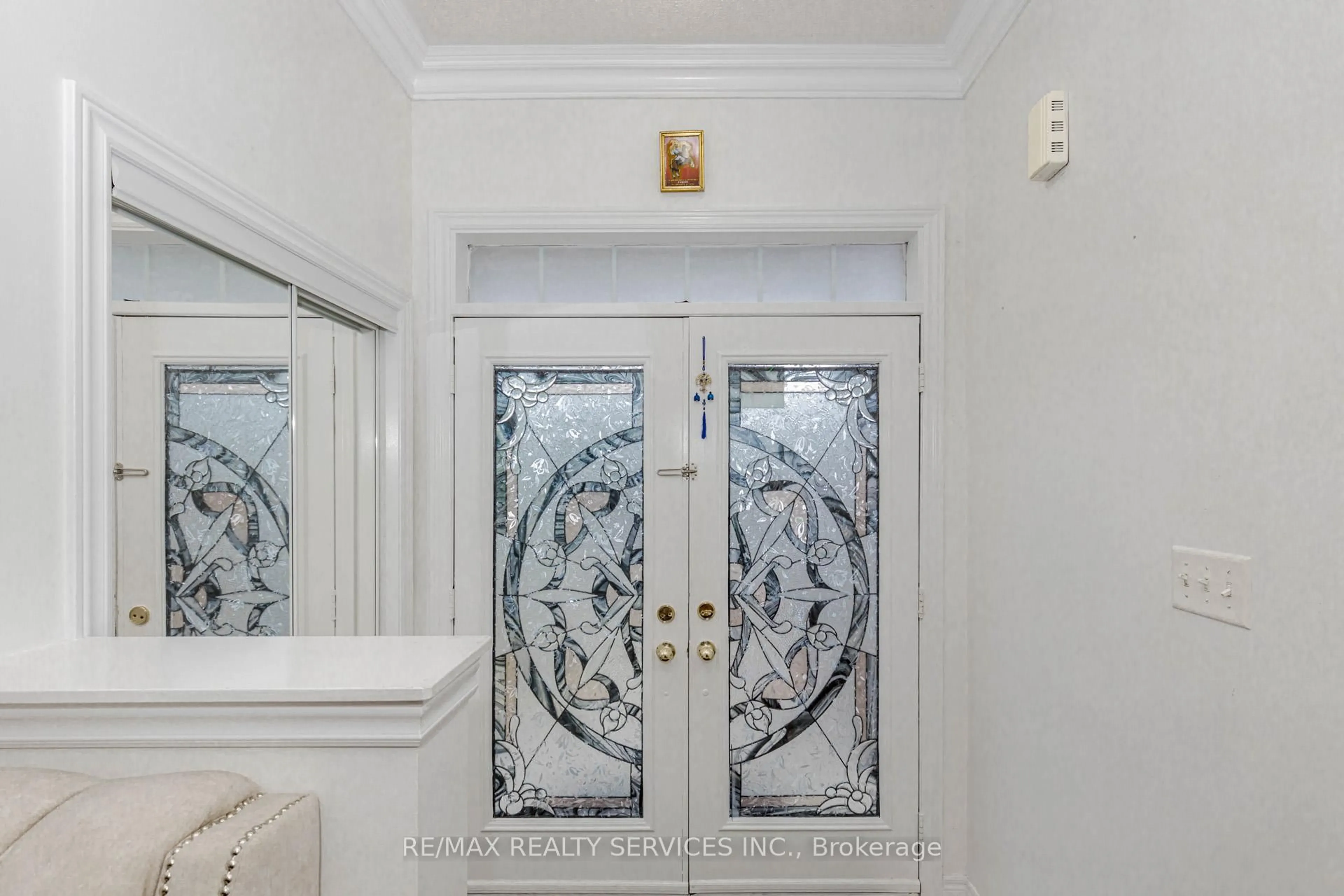 Indoor foyer for 10 Cedarsprings Way, Brampton Ontario L6R 0W1