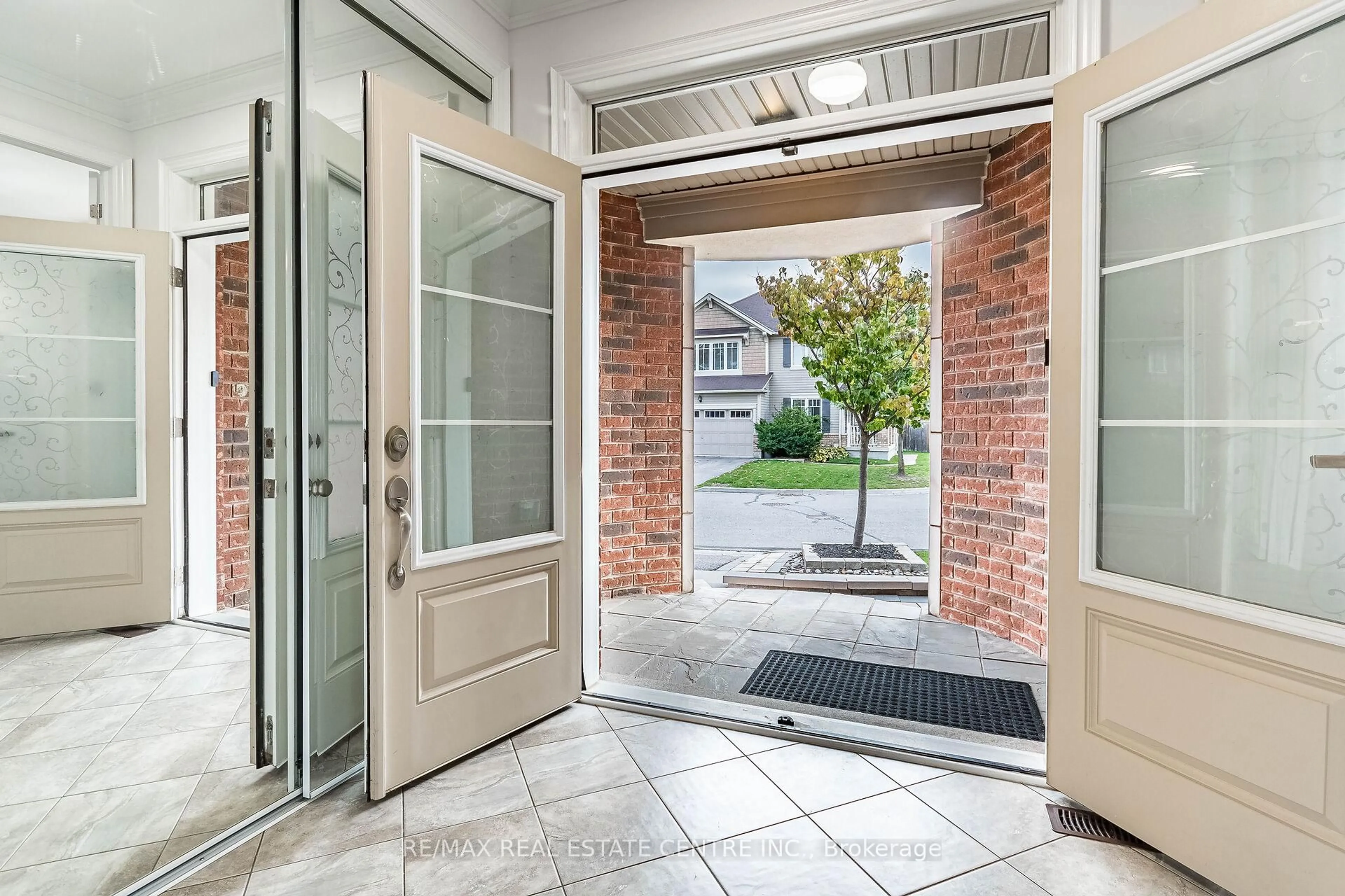 Indoor entryway for 931 Syndenham Lane, Milton Ontario L9T 8J4