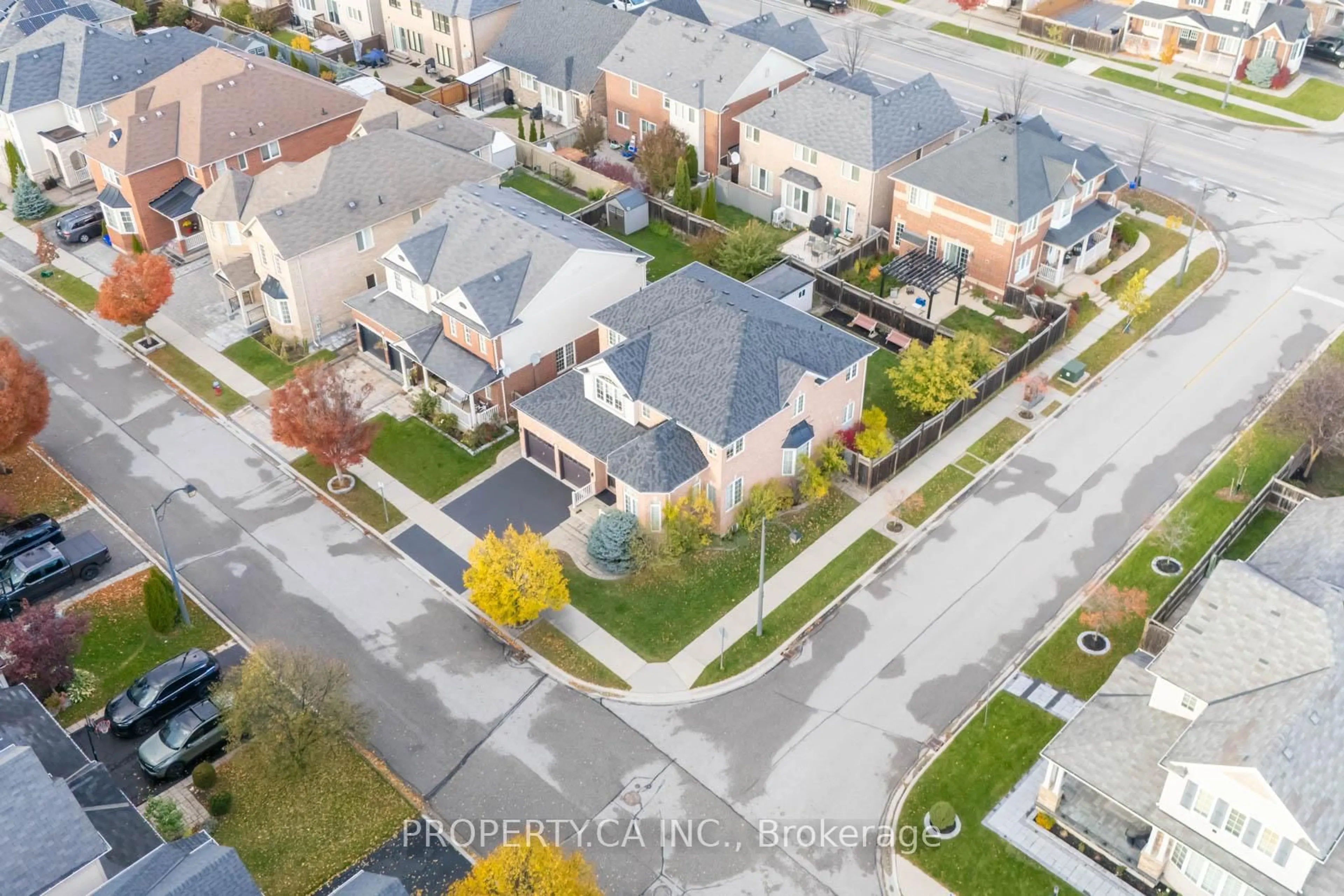 A pic from outside/outdoor area/front of a property/back of a property/a pic from drone, street for 725 Reece Crt, Milton Ontario L9T 0X4