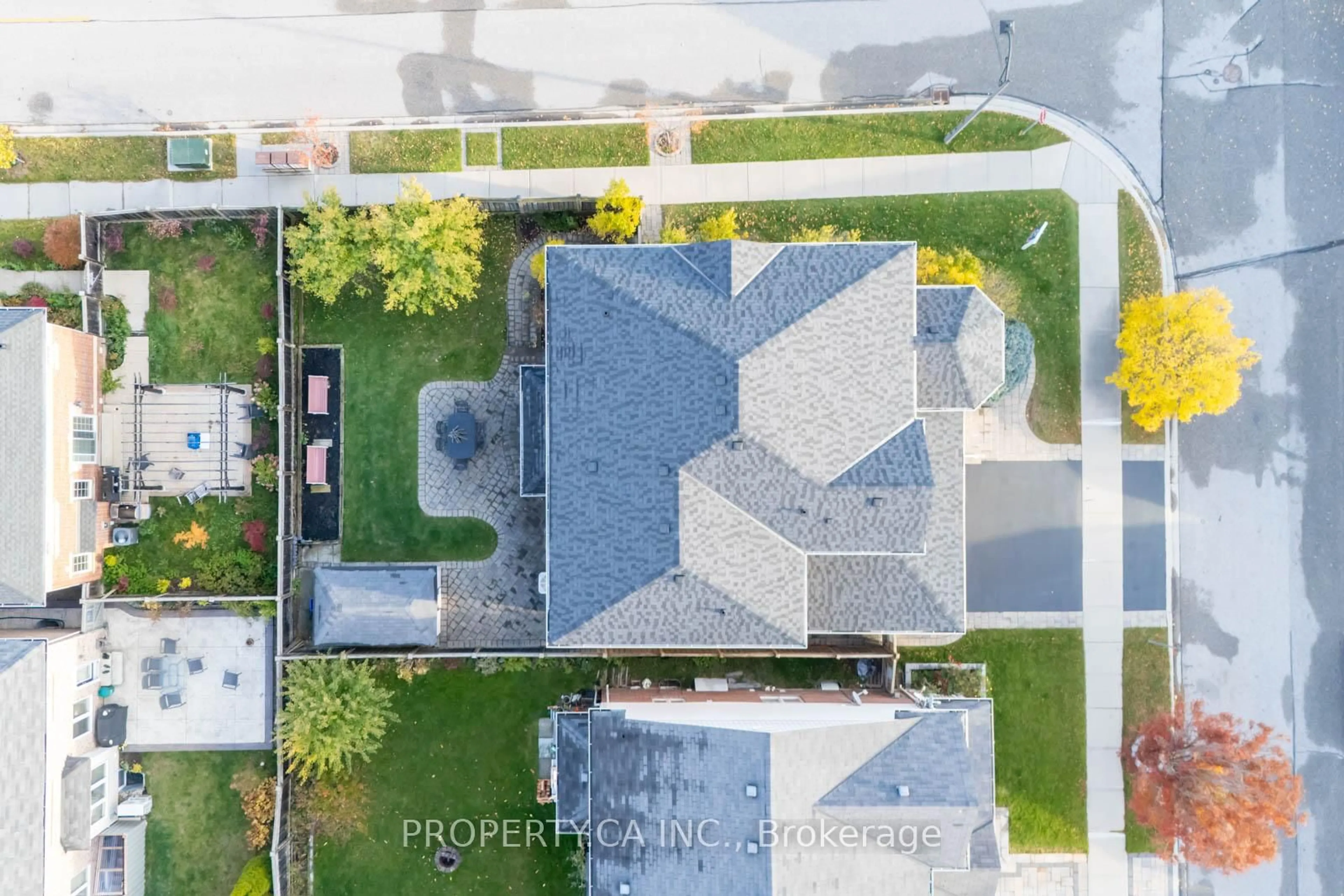 A pic from outside/outdoor area/front of a property/back of a property/a pic from drone, street for 725 Reece Crt, Milton Ontario L9T 0X4