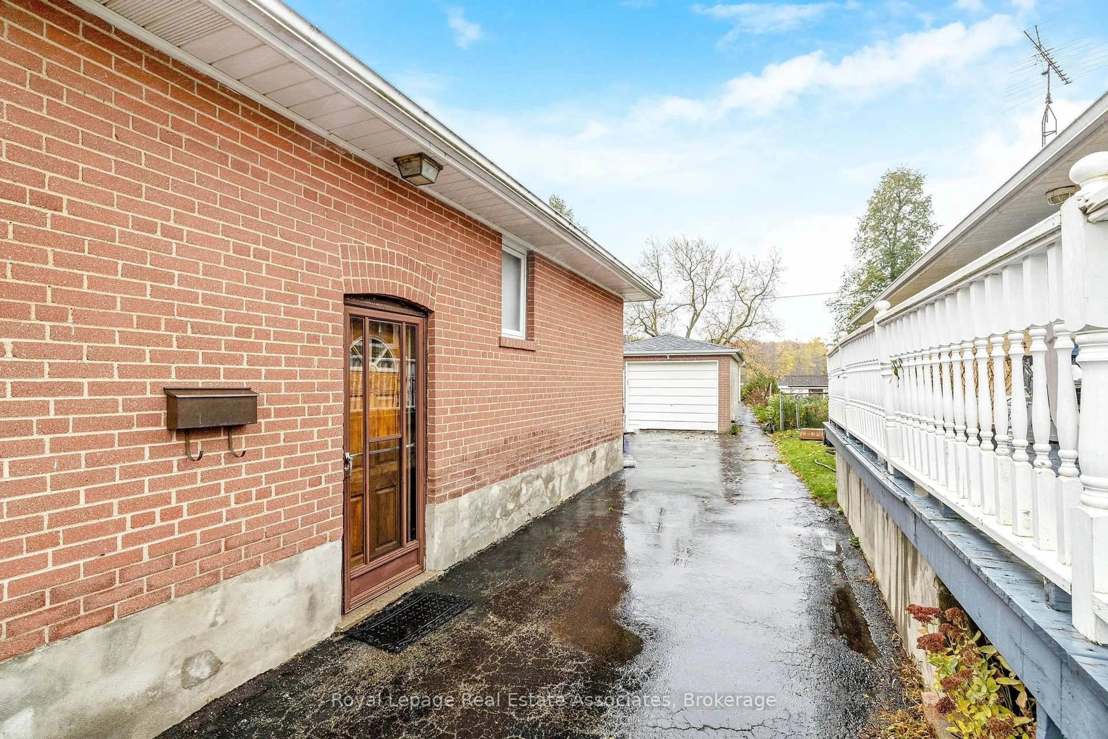 Unknown for 102 Longfield Rd, Halton Hills Ontario L7G 2K4