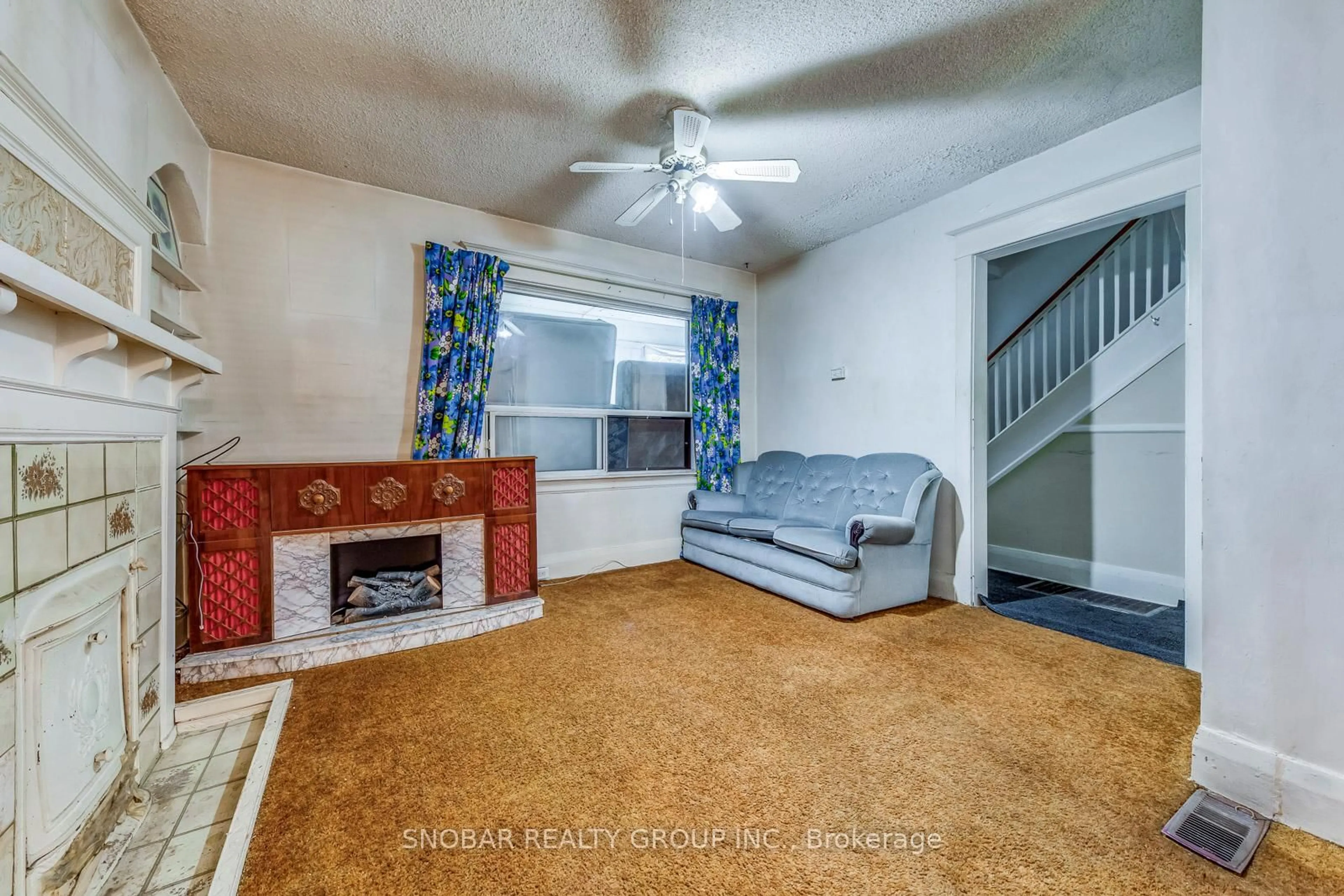 Living room with furniture, carpet floor for 483 Caledonia Rd, Toronto Ontario M6E 4V1