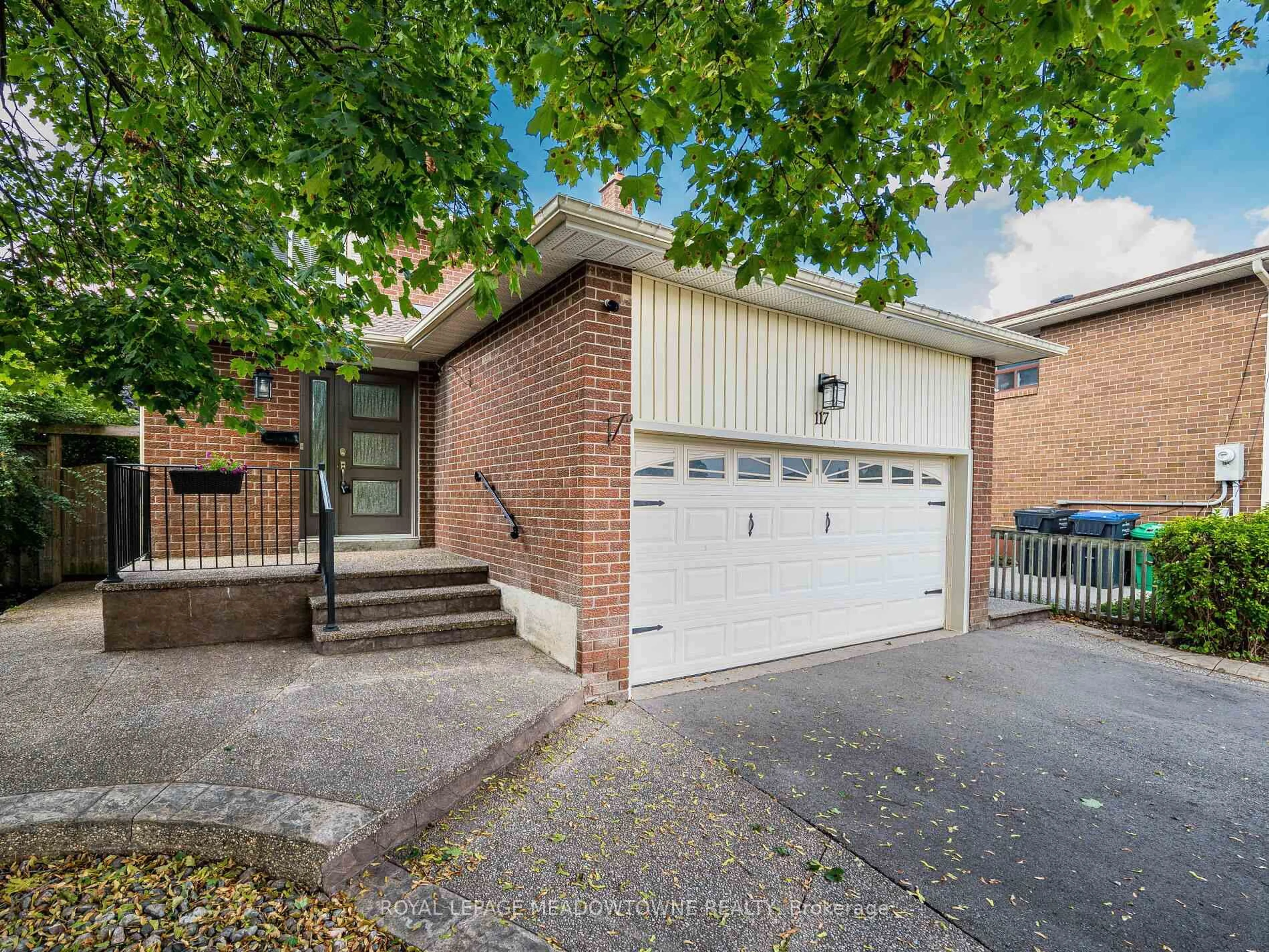 Home with brick exterior material, street for 117 Fairglen Ave, Brampton Ontario L6X 1K7
