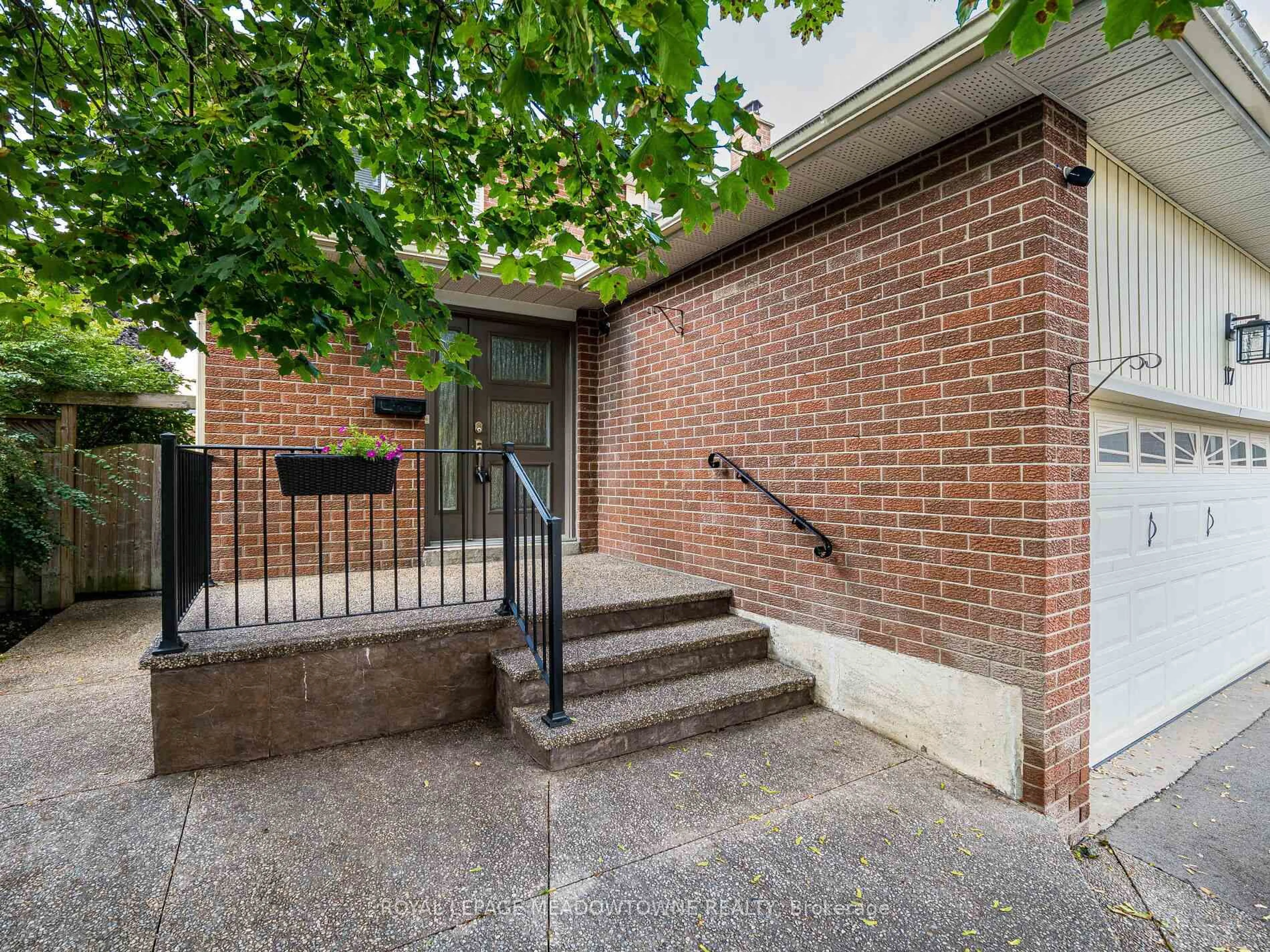 Home with brick exterior material, street for 117 Fairglen Ave, Brampton Ontario L6X 1K7