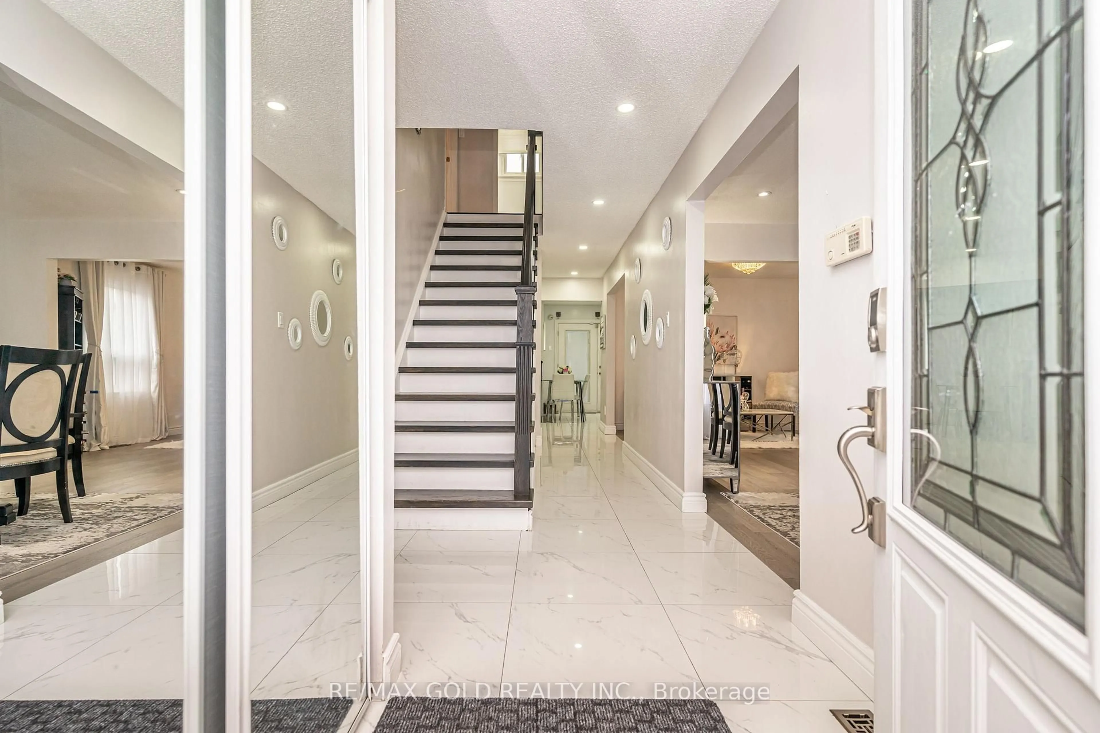 Indoor foyer for 29 Nickel Cres, Brampton Ontario L6S 4V9