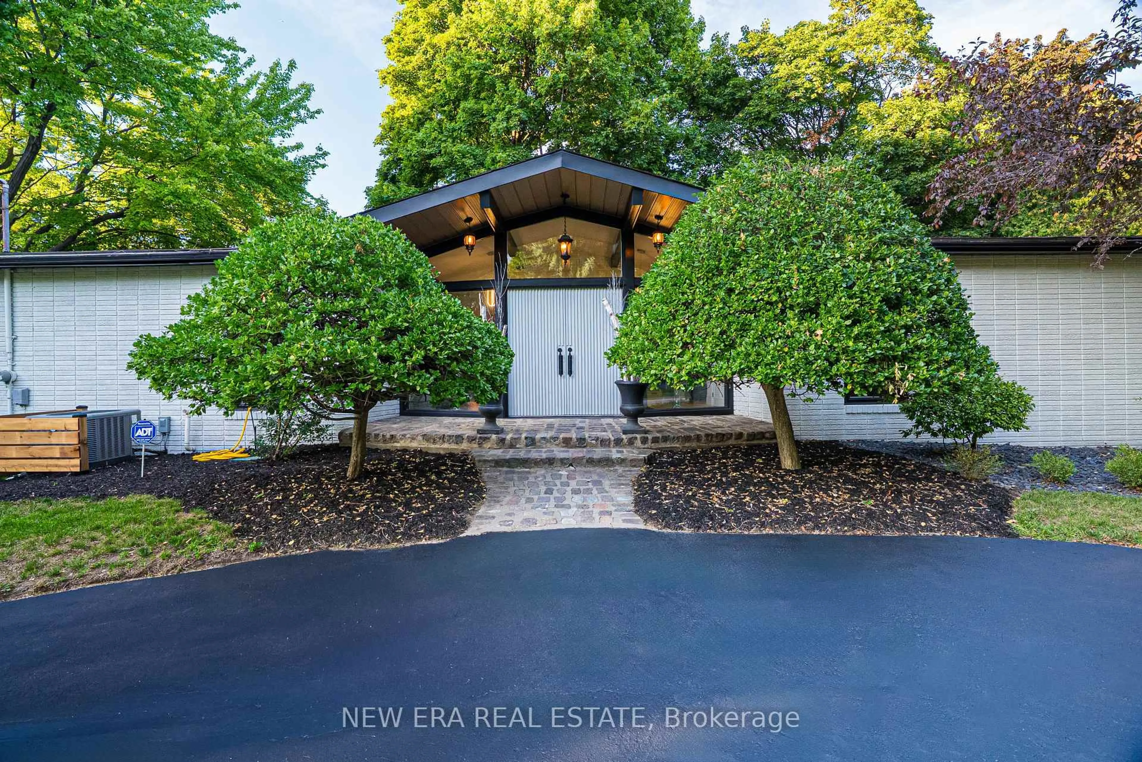 Indoor entryway for 625 Sir Richard's Rd, Mississauga Ontario L5C 1A3