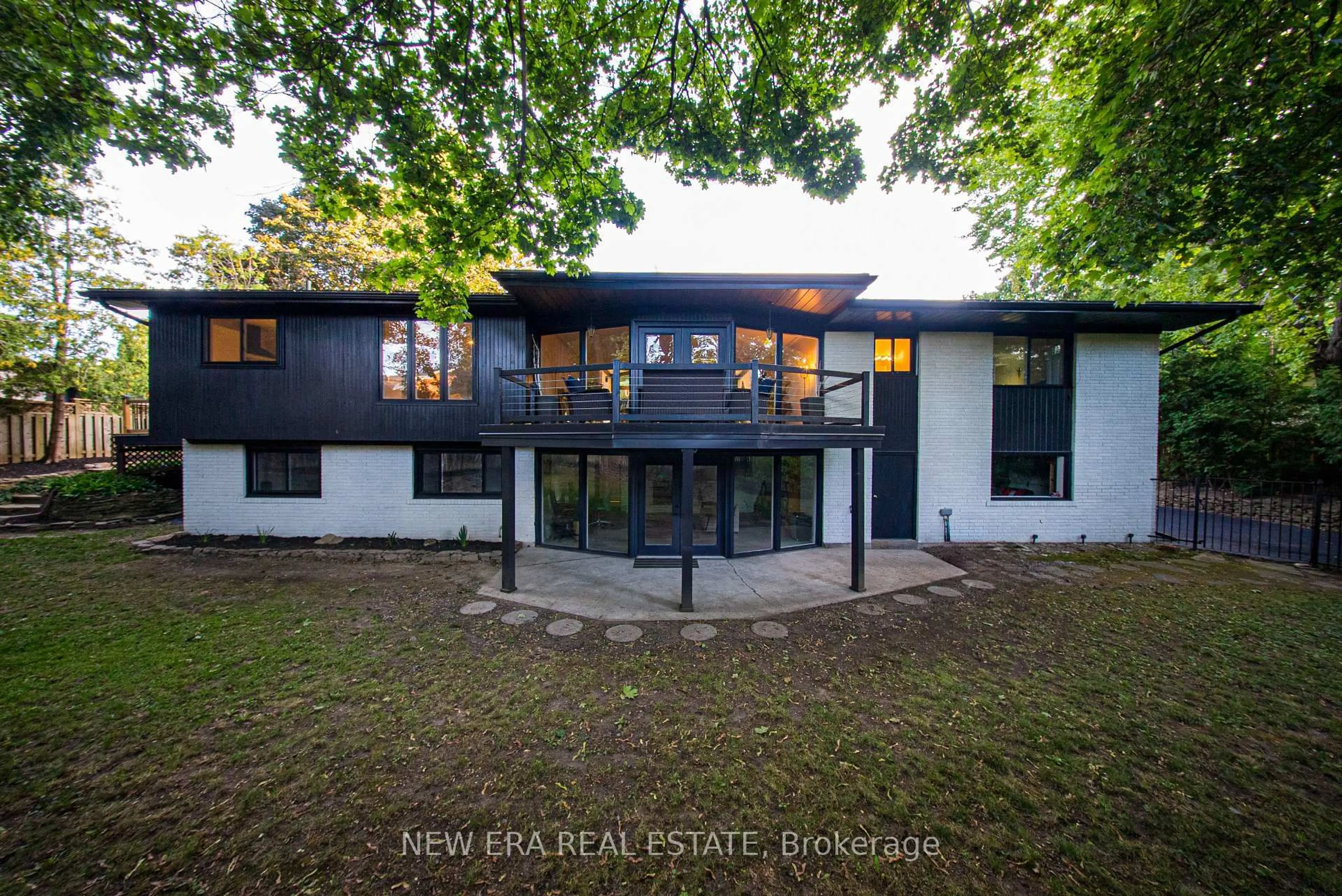 A pic from outside/outdoor area/front of a property/back of a property/a pic from drone, building for 625 Sir Richard's Rd, Mississauga Ontario L5C 1A3