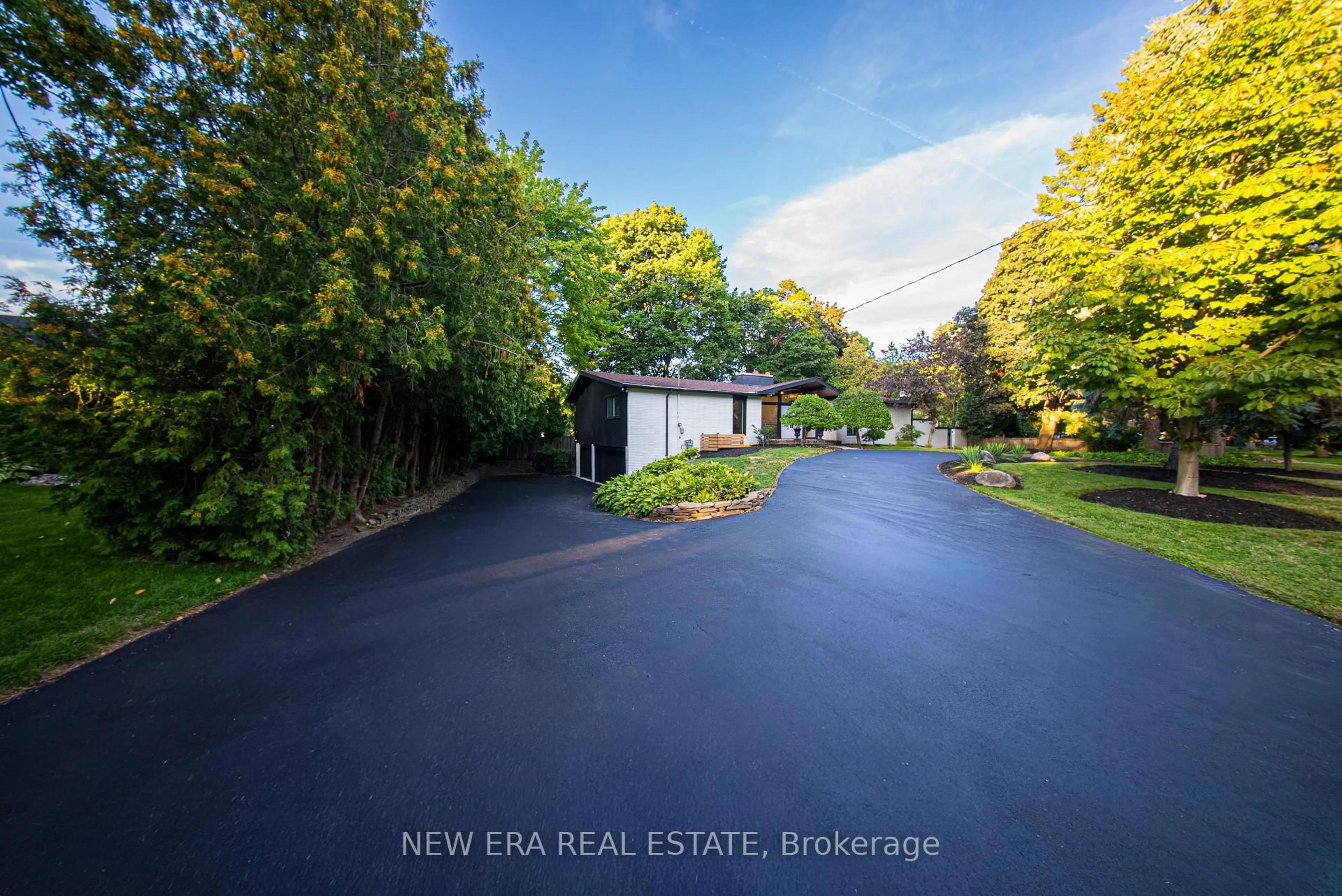 A pic from outside/outdoor area/front of a property/back of a property/a pic from drone, water/lake/river/ocean view for 625 Sir Richard's Rd, Mississauga Ontario L5C 1A3