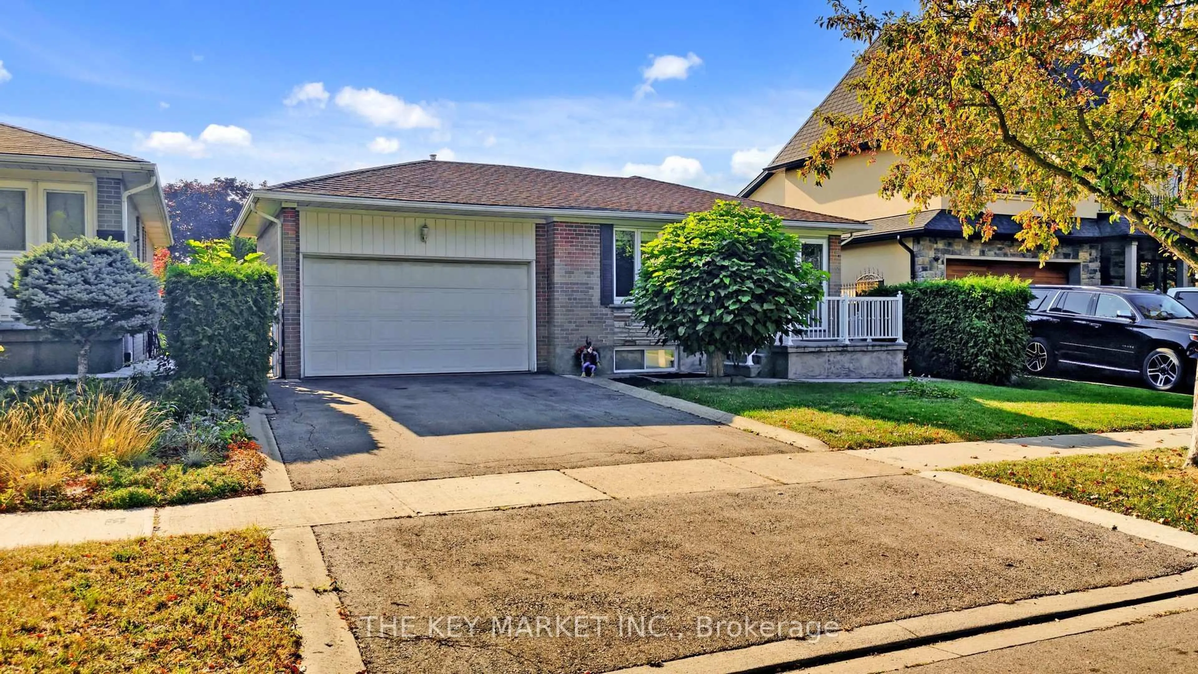 Home with vinyl exterior material, street for 1277 Tyneburn Cres, Mississauga Ontario L4X 1P3