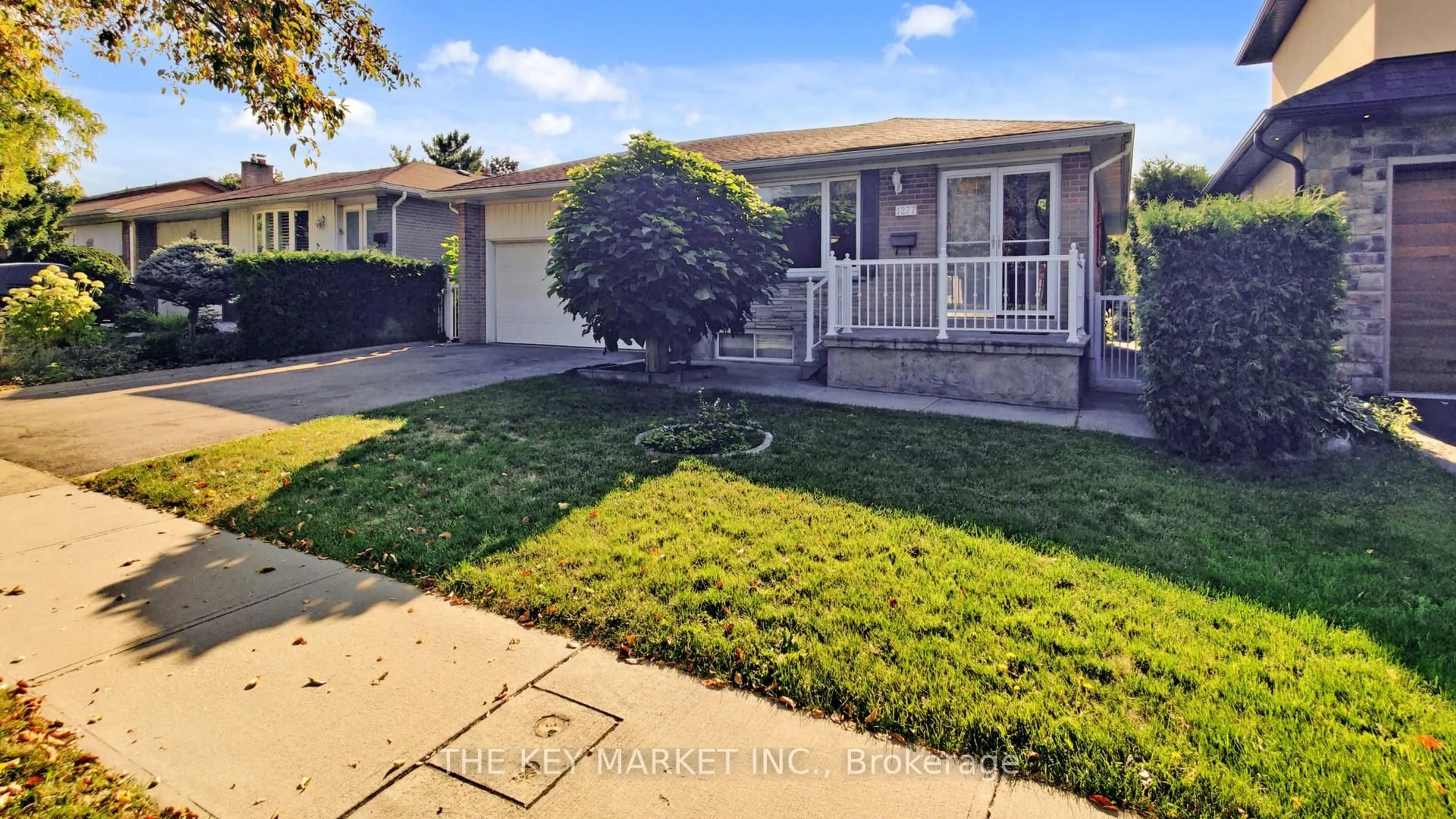 Home with vinyl exterior material, street for 1277 Tyneburn Cres, Mississauga Ontario L4X 1P3
