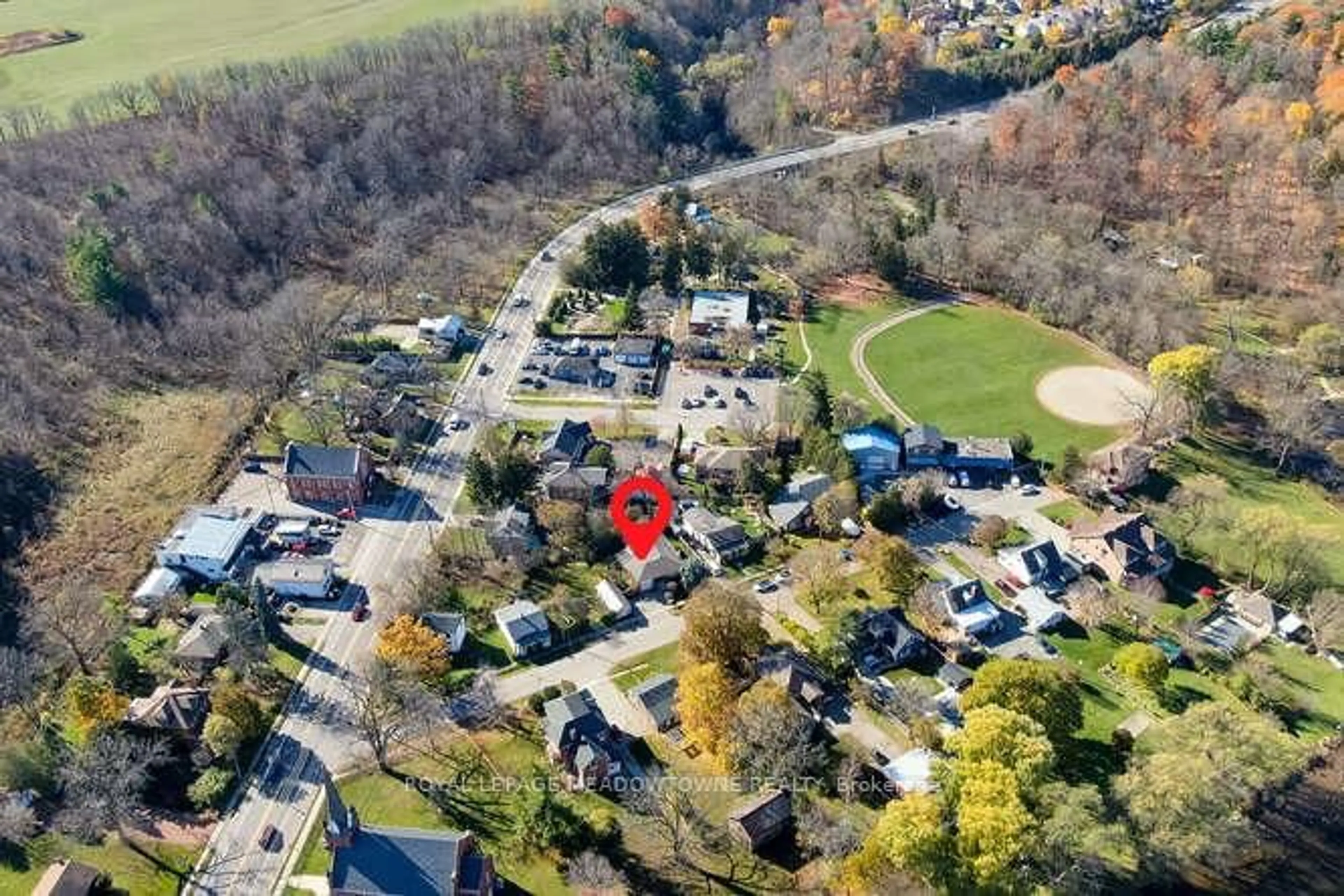 A pic from outside/outdoor area/front of a property/back of a property/a pic from drone, street for 405 Draper St, Halton Hills Ontario L0P 1K0