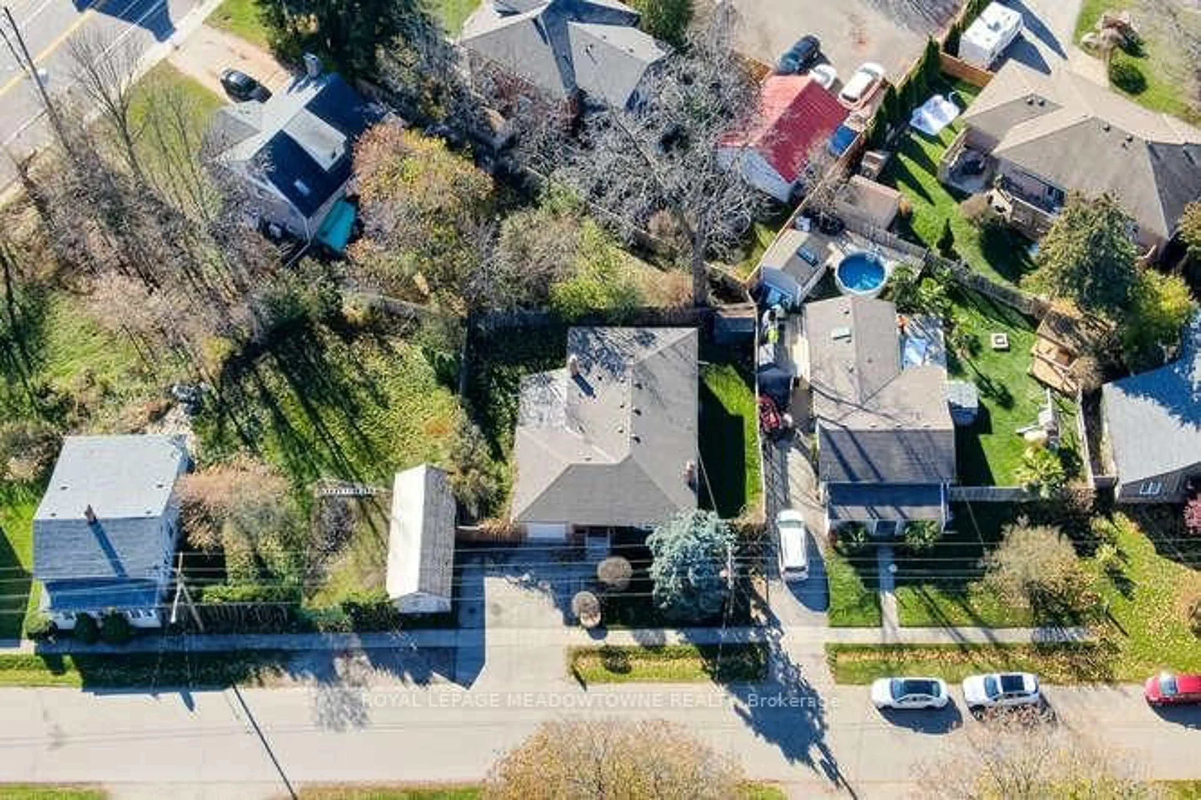 A pic from outside/outdoor area/front of a property/back of a property/a pic from drone, street for 405 Draper St, Halton Hills Ontario L0P 1K0