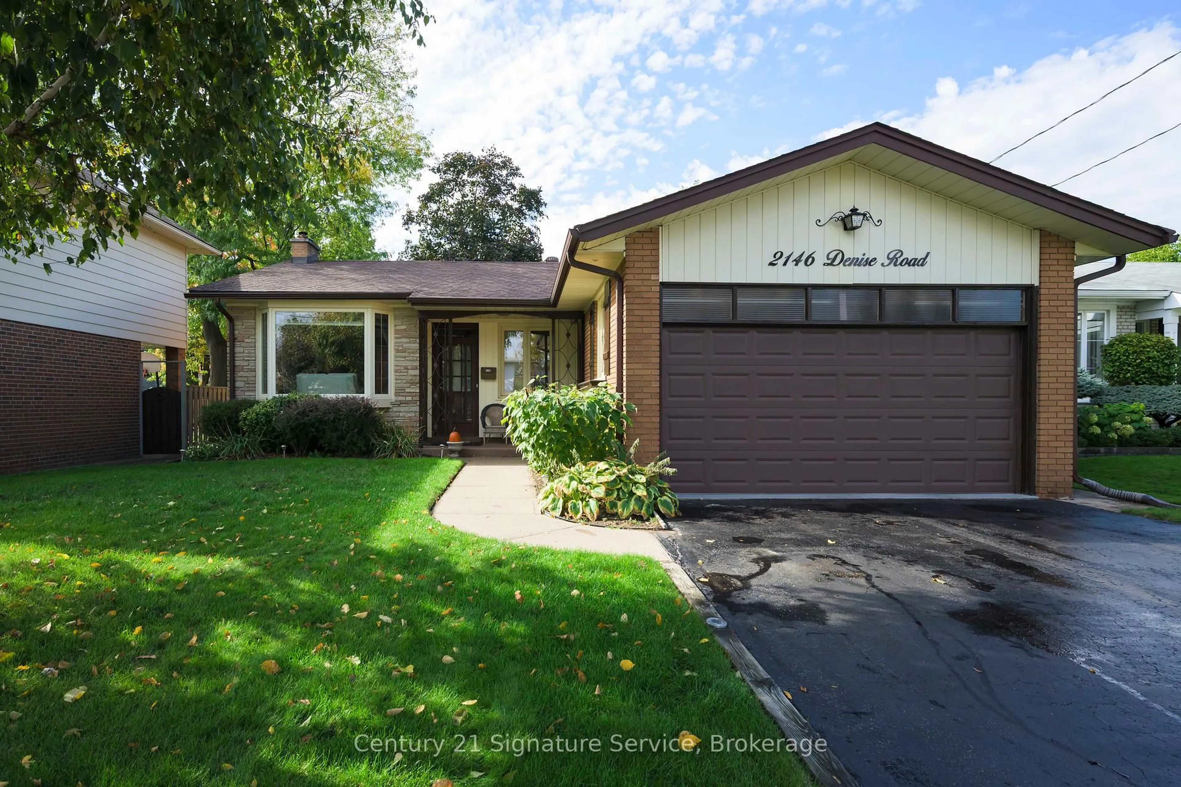 Home with vinyl exterior material, street for 2146 Denise Rd, Mississauga Ontario L4X 1J1